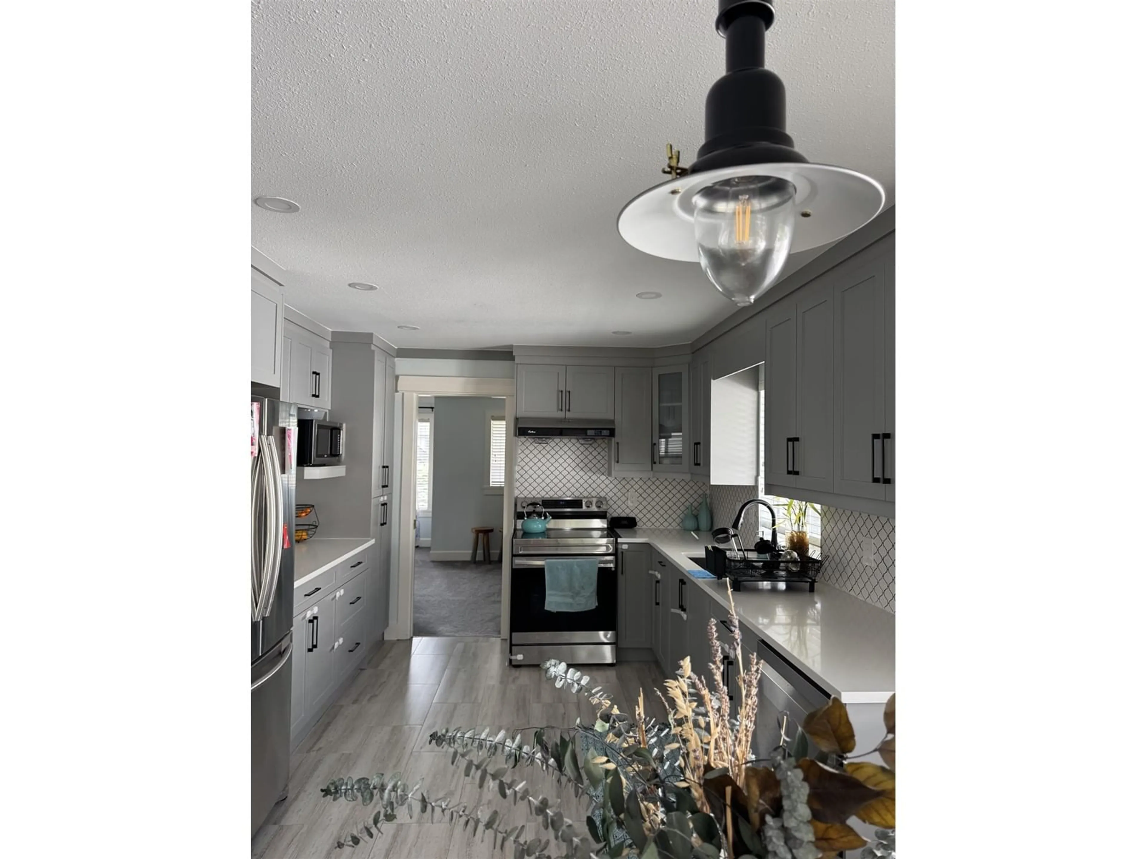 Open concept kitchen, ceramic/tile floor for 31059 SOUTHERN, Abbotsford British Columbia V2T5K3
