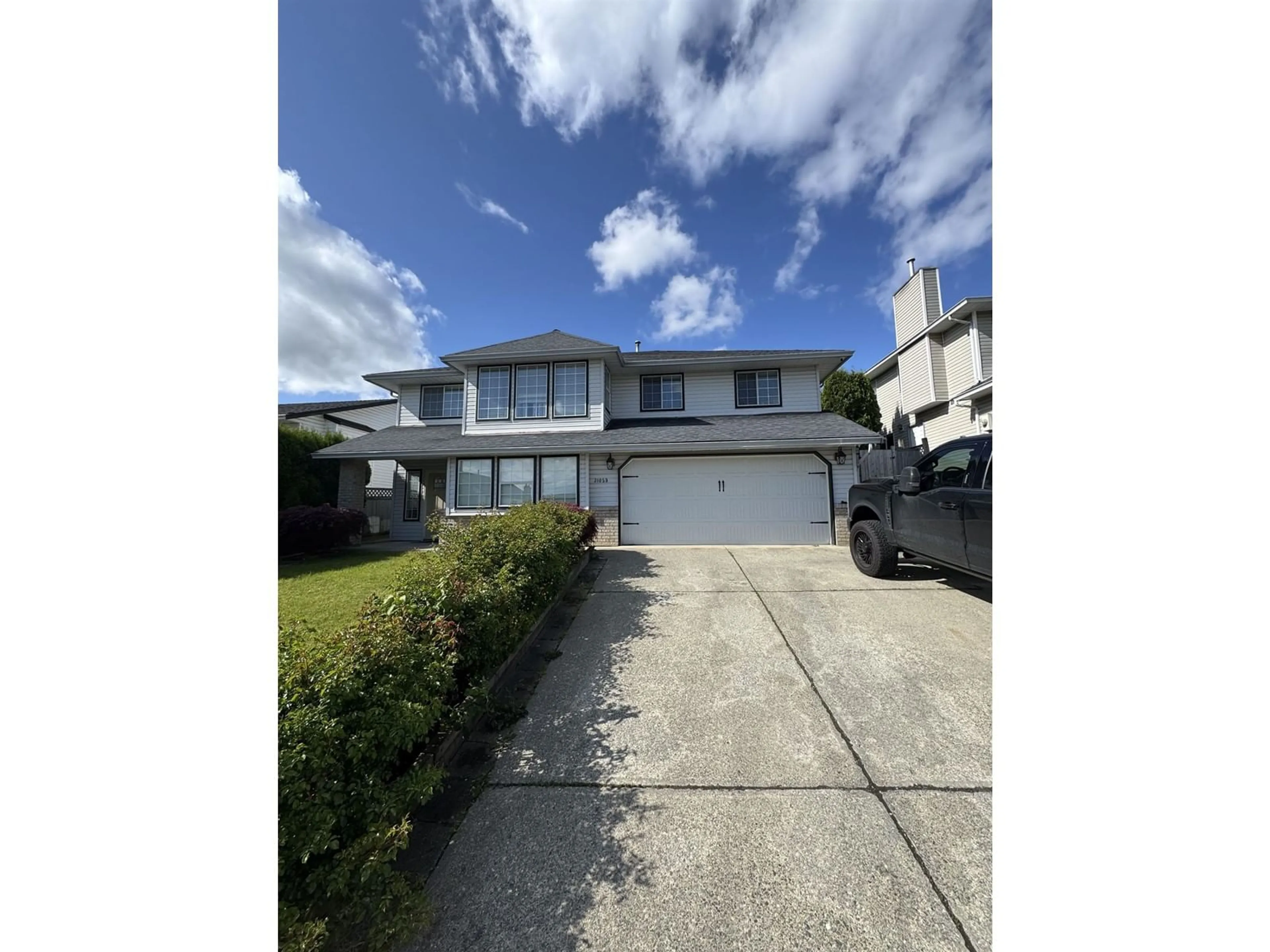 A pic from outside/outdoor area/front of a property/back of a property/a pic from drone, street for 31059 SOUTHERN, Abbotsford British Columbia V2T5K3