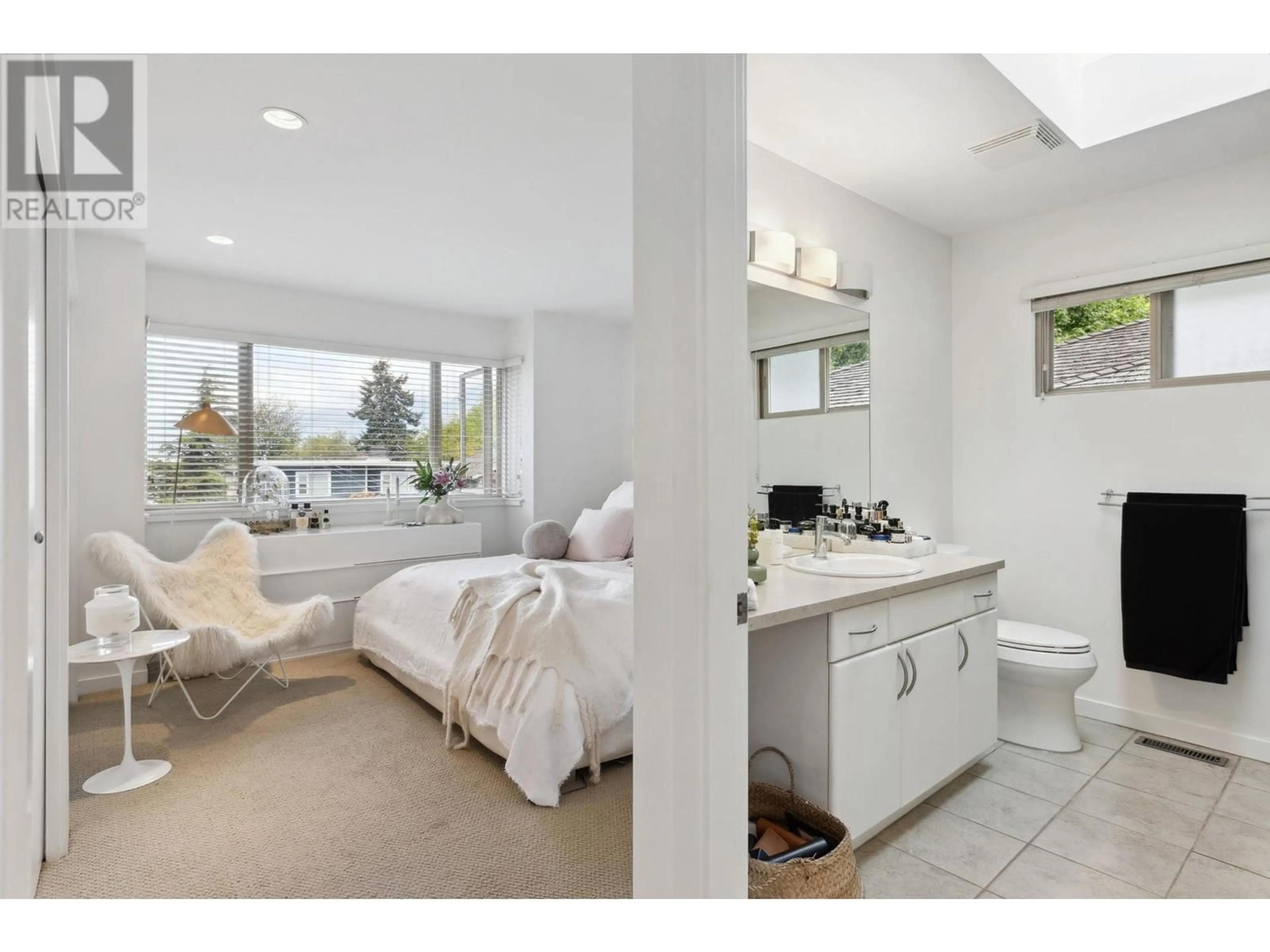 Contemporary bathroom, ceramic/tile floor for 6364 DOUGLAS STREET, West Vancouver British Columbia V7W2E9