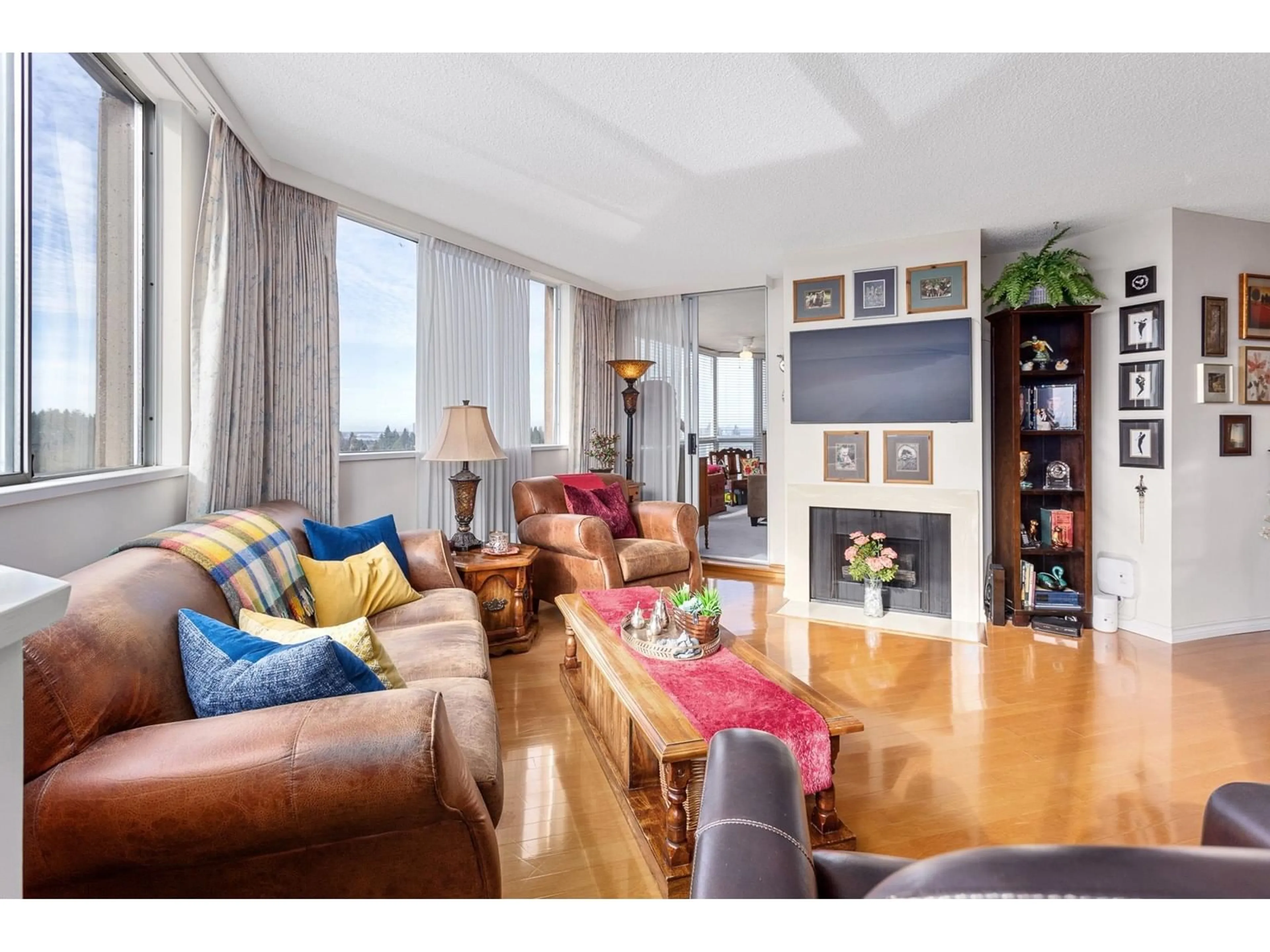 Living room with furniture, wood/laminate floor for 1403 - 11881 88, Delta British Columbia V4C8A2