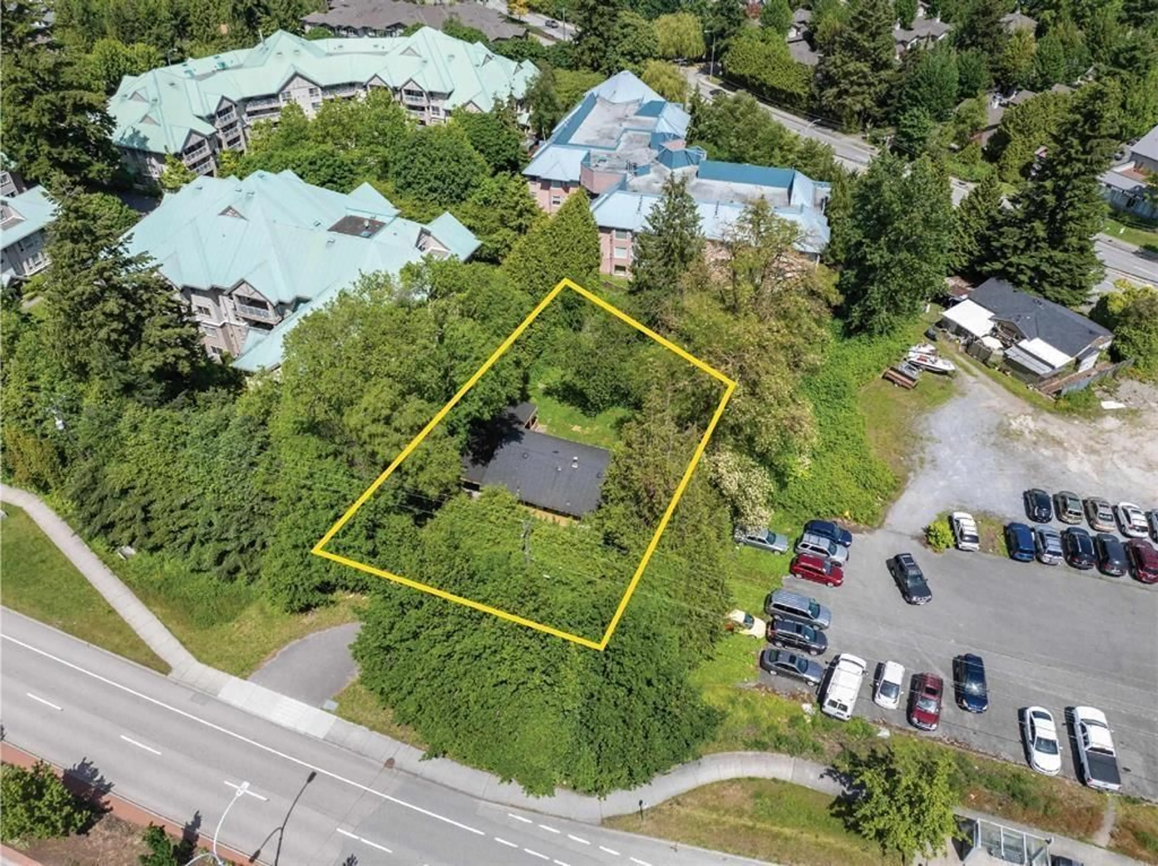 A pic from outside/outdoor area/front of a property/back of a property/a pic from drone, street for 2812 KING GEORGE, Surrey British Columbia V4P1A2