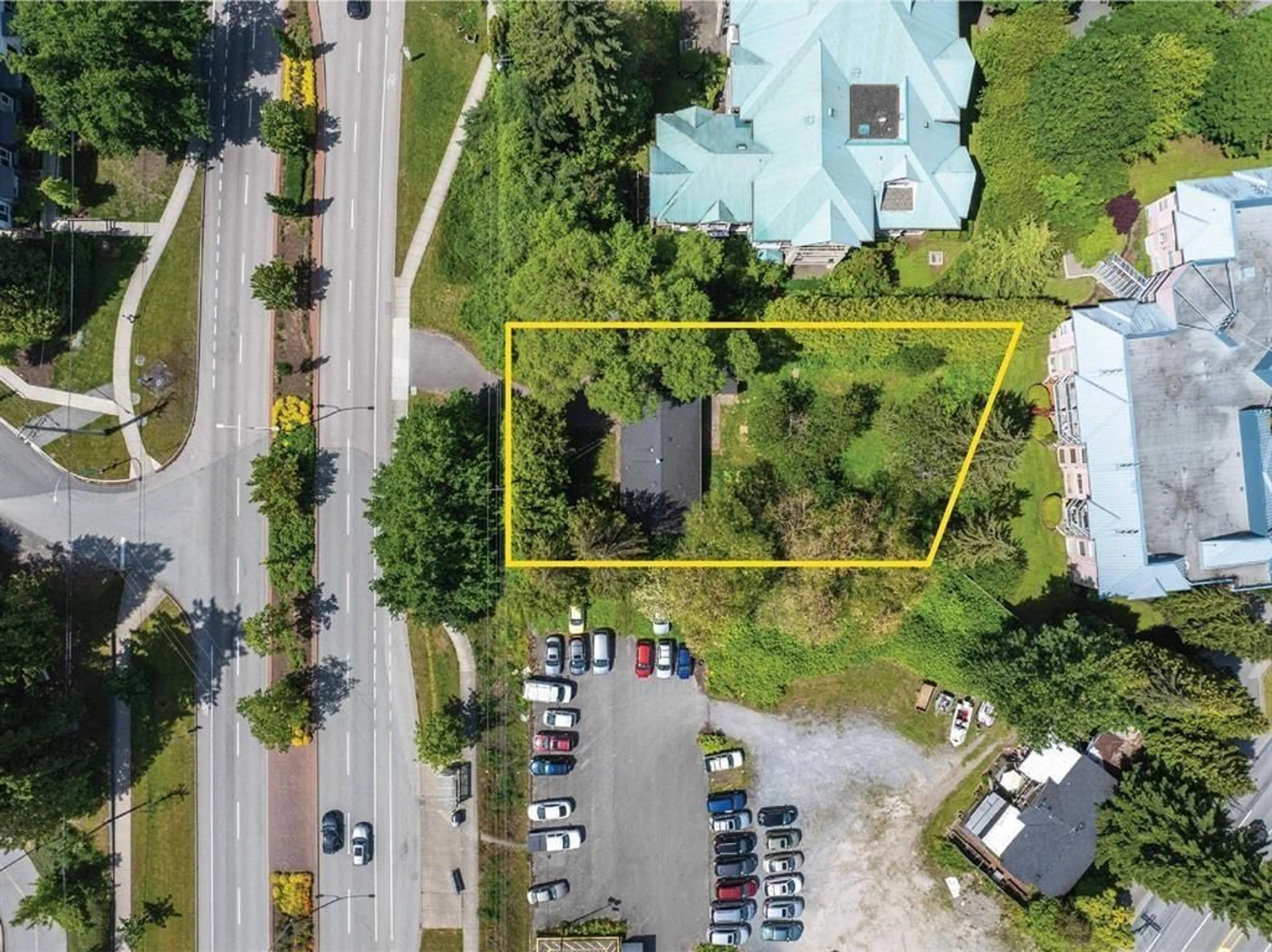 A pic from outside/outdoor area/front of a property/back of a property/a pic from drone, street for 2812 KING GEORGE, Surrey British Columbia V4P1A2