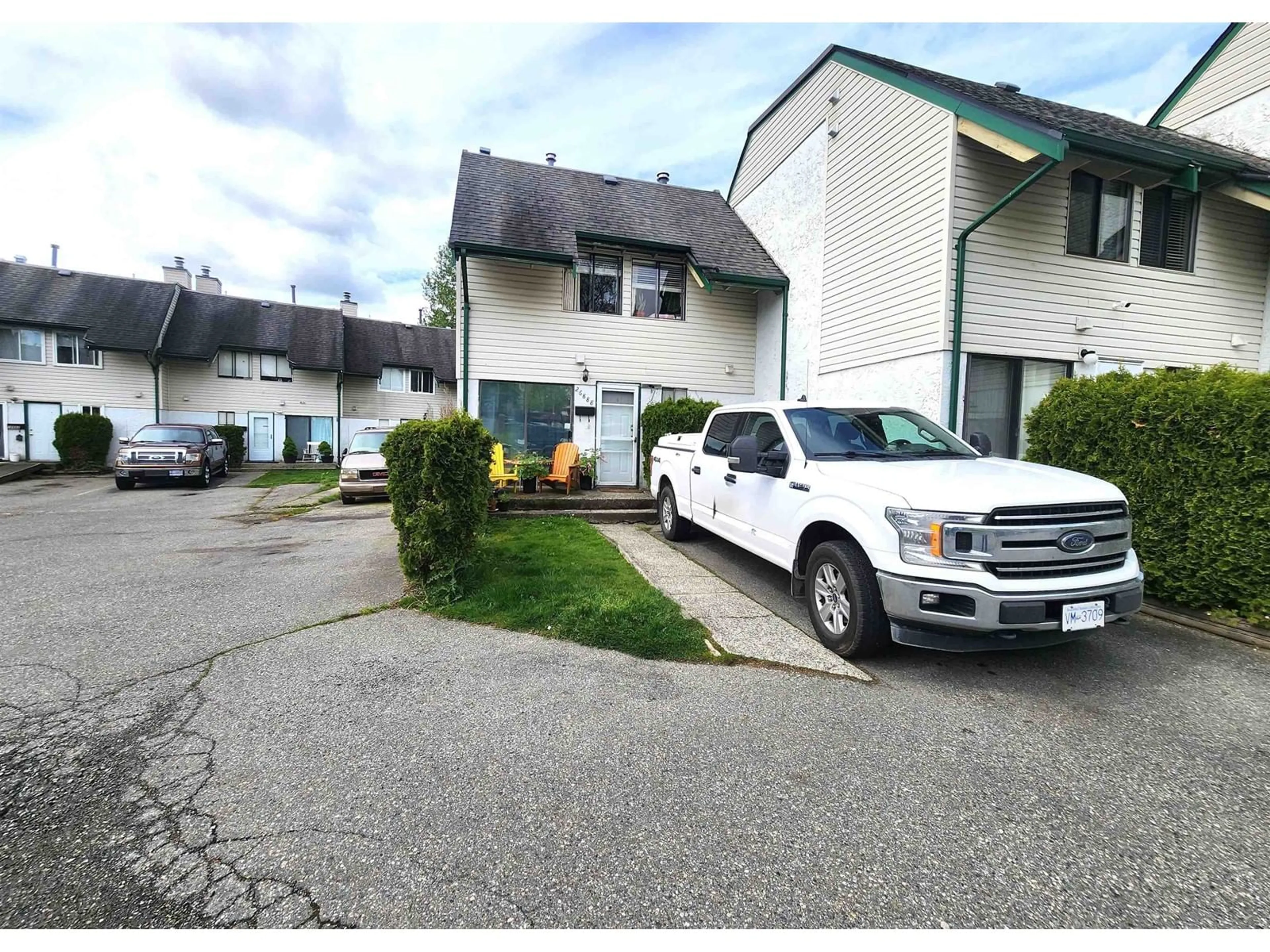 A pic from outside/outdoor area/front of a property/back of a property/a pic from drone, street for 26888 32, Langley British Columbia V4W3L5