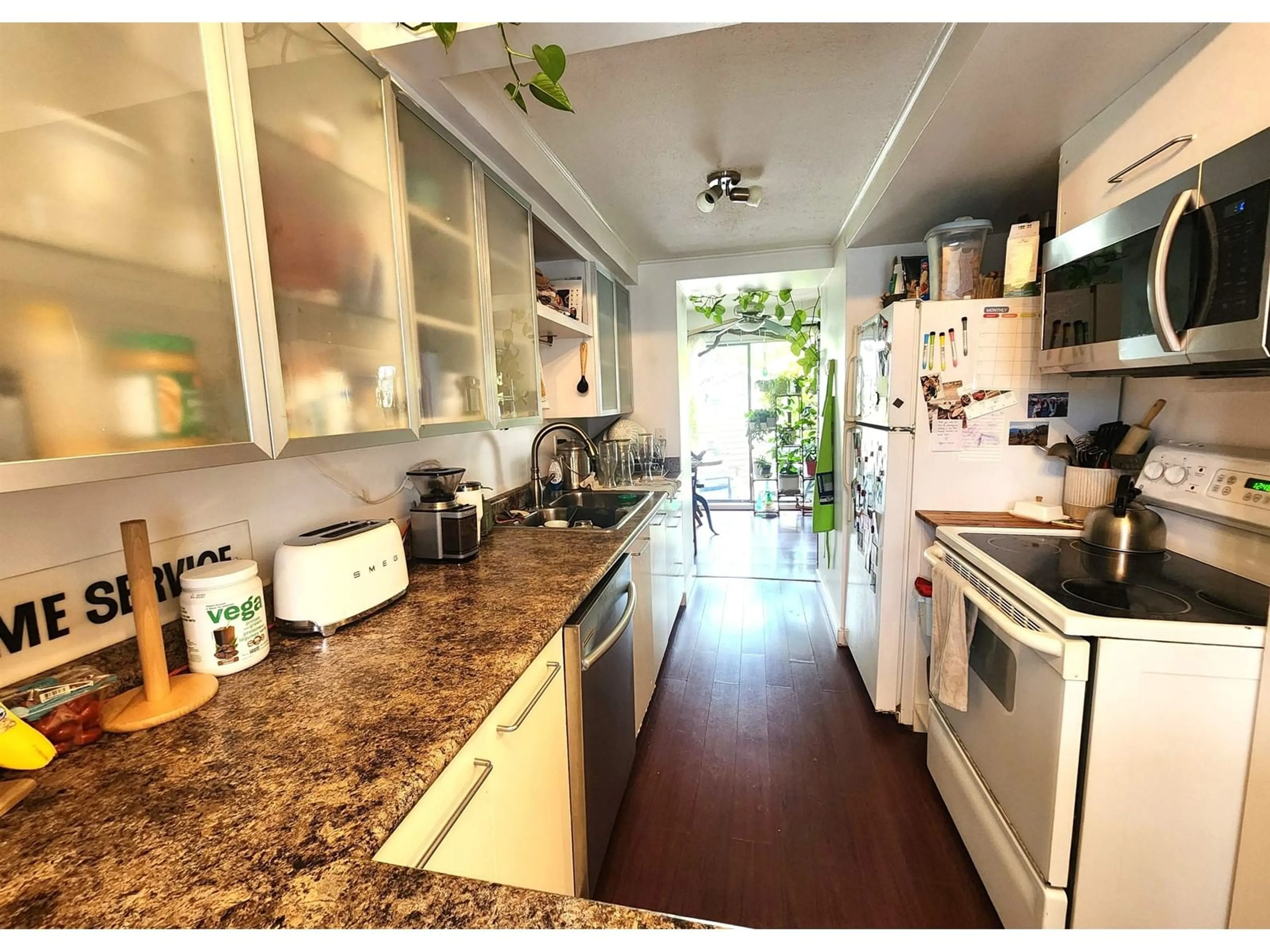 Open concept kitchen, wood/laminate floor for 26888 32, Langley British Columbia V4W3L5