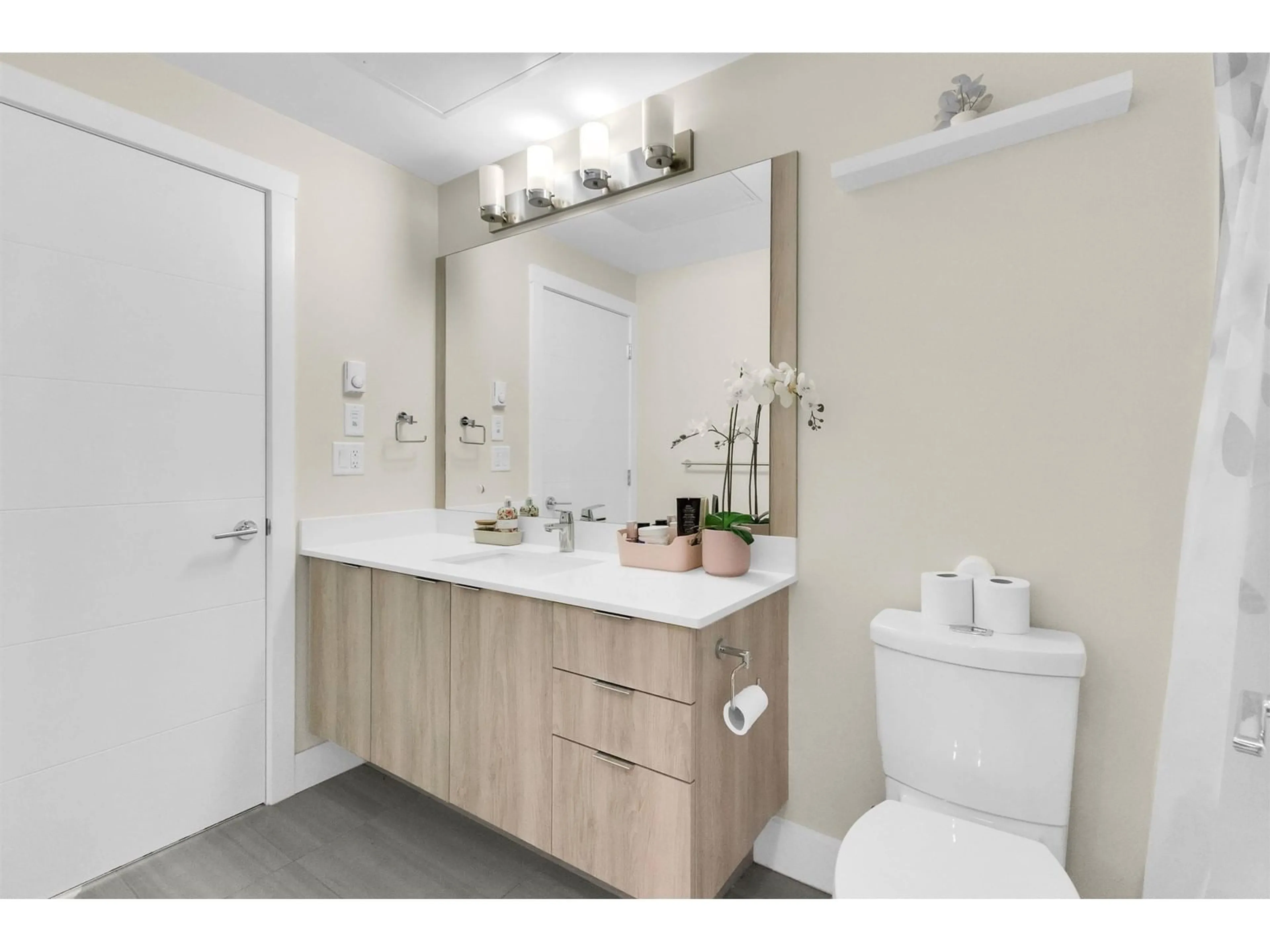 Standard bathroom, ceramic/tile floor for 211 - 6950 NICHOLSON, Delta British Columbia V4E0A8
