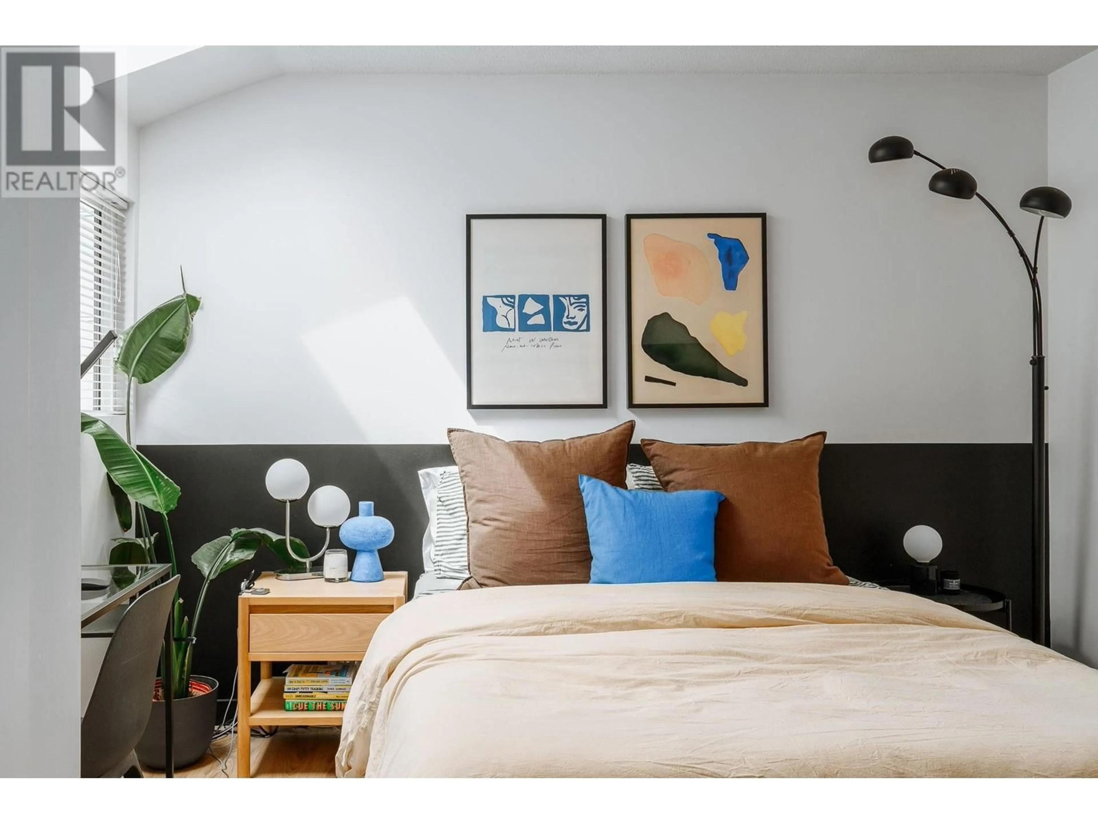 Bedroom with bed, wood/laminate floor for 7 - 503 PENDER STREET, Vancouver British Columbia V6A1V3