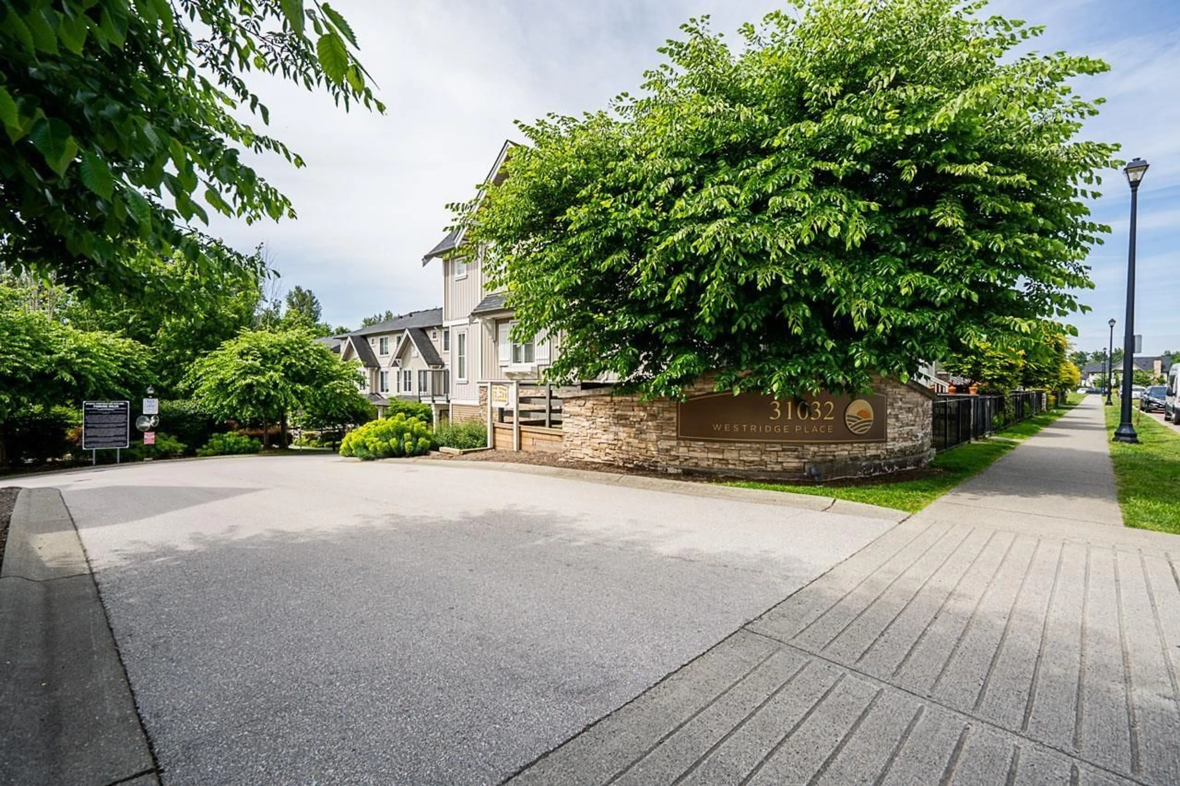 A pic from outside/outdoor area/front of a property/back of a property/a pic from drone, street for 28 - 31032 WESTRIDGE, Abbotsford British Columbia V2T0C6