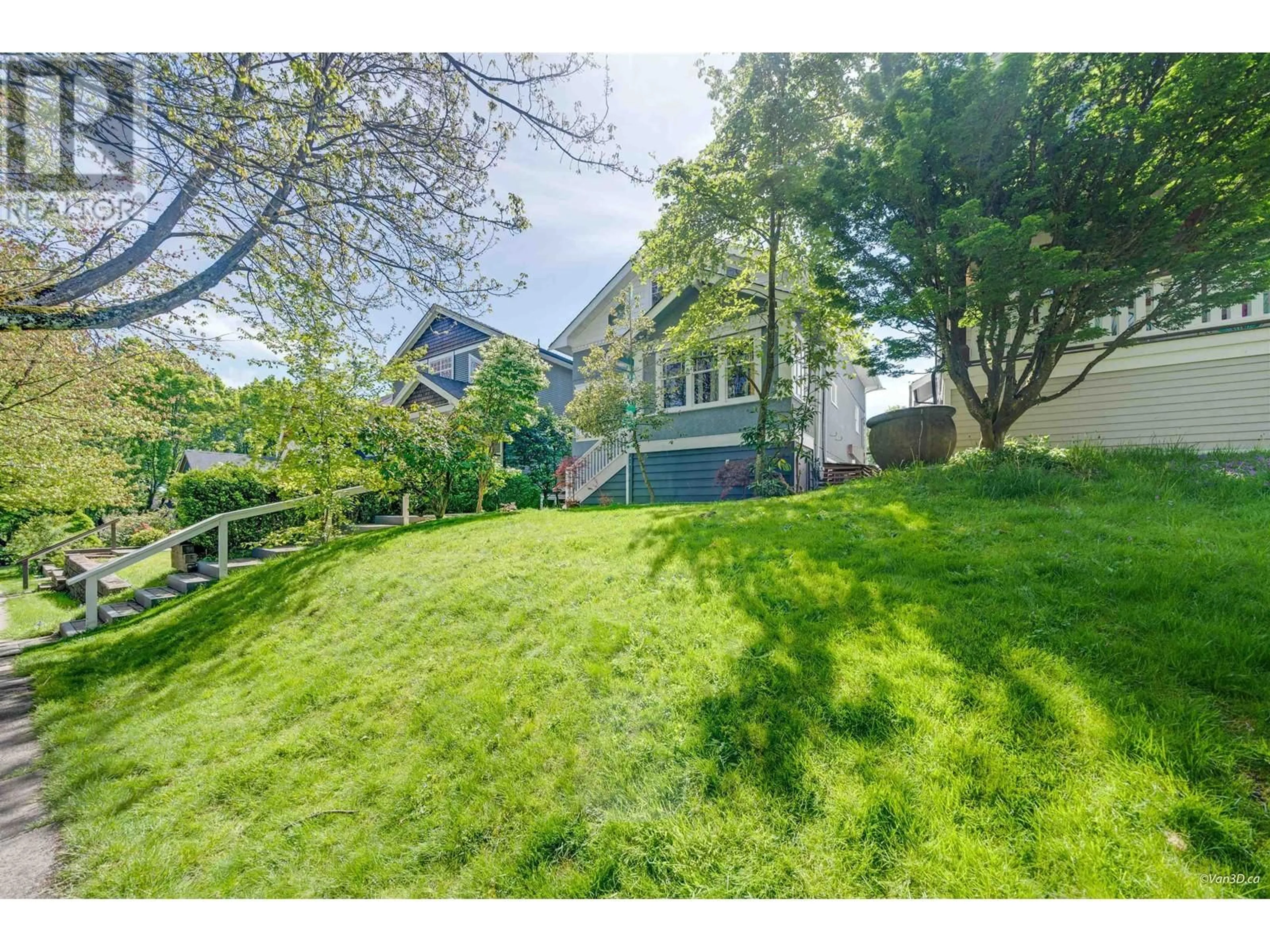 A pic from outside/outdoor area/front of a property/back of a property/a pic from drone, street for 348 19TH AVENUE, Vancouver British Columbia V5V1J5
