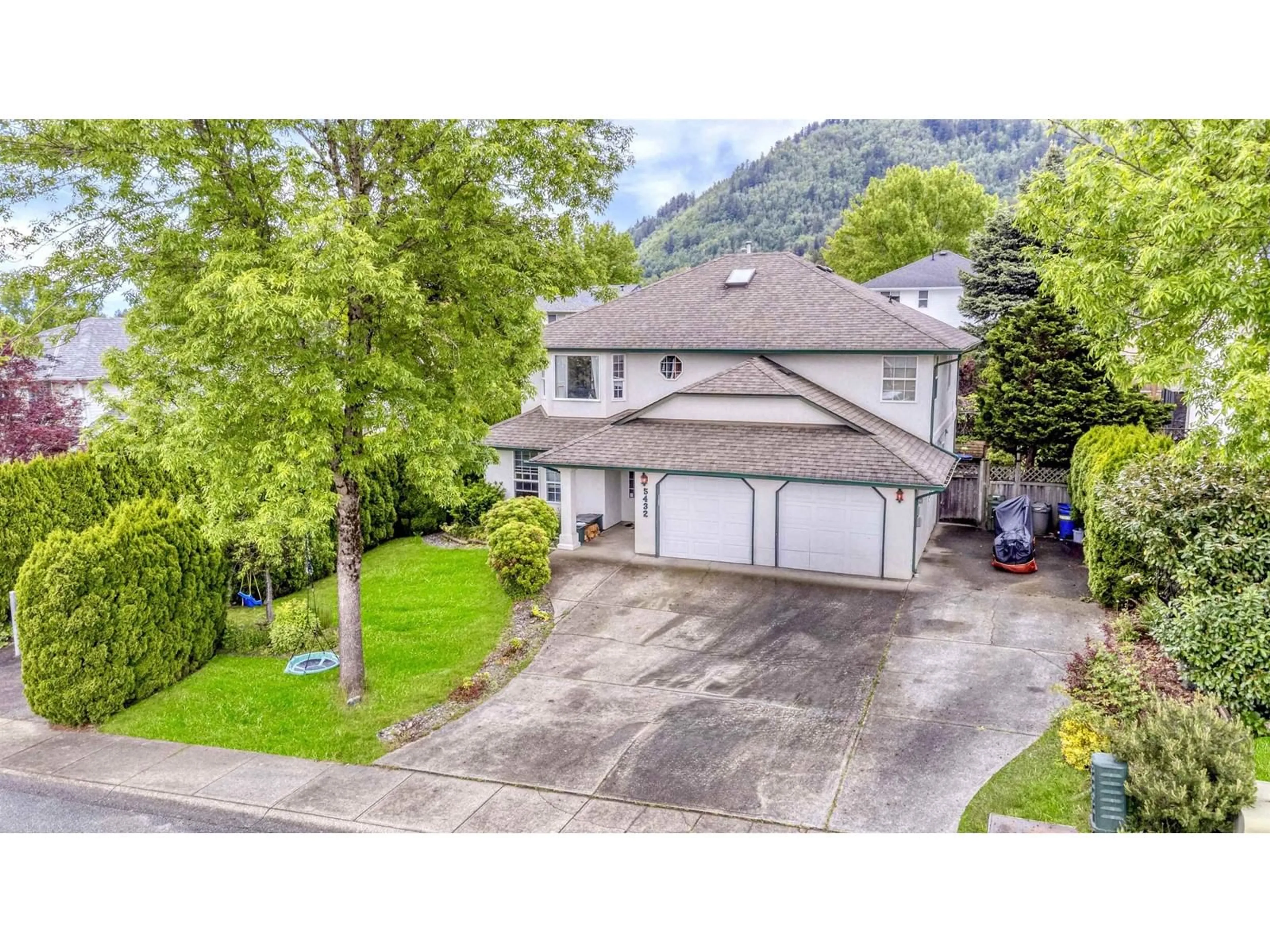 A pic from outside/outdoor area/front of a property/back of a property/a pic from drone, mountain view for 5432 HIGHROAD CRESCENT, Chilliwack British Columbia V2R3Y1