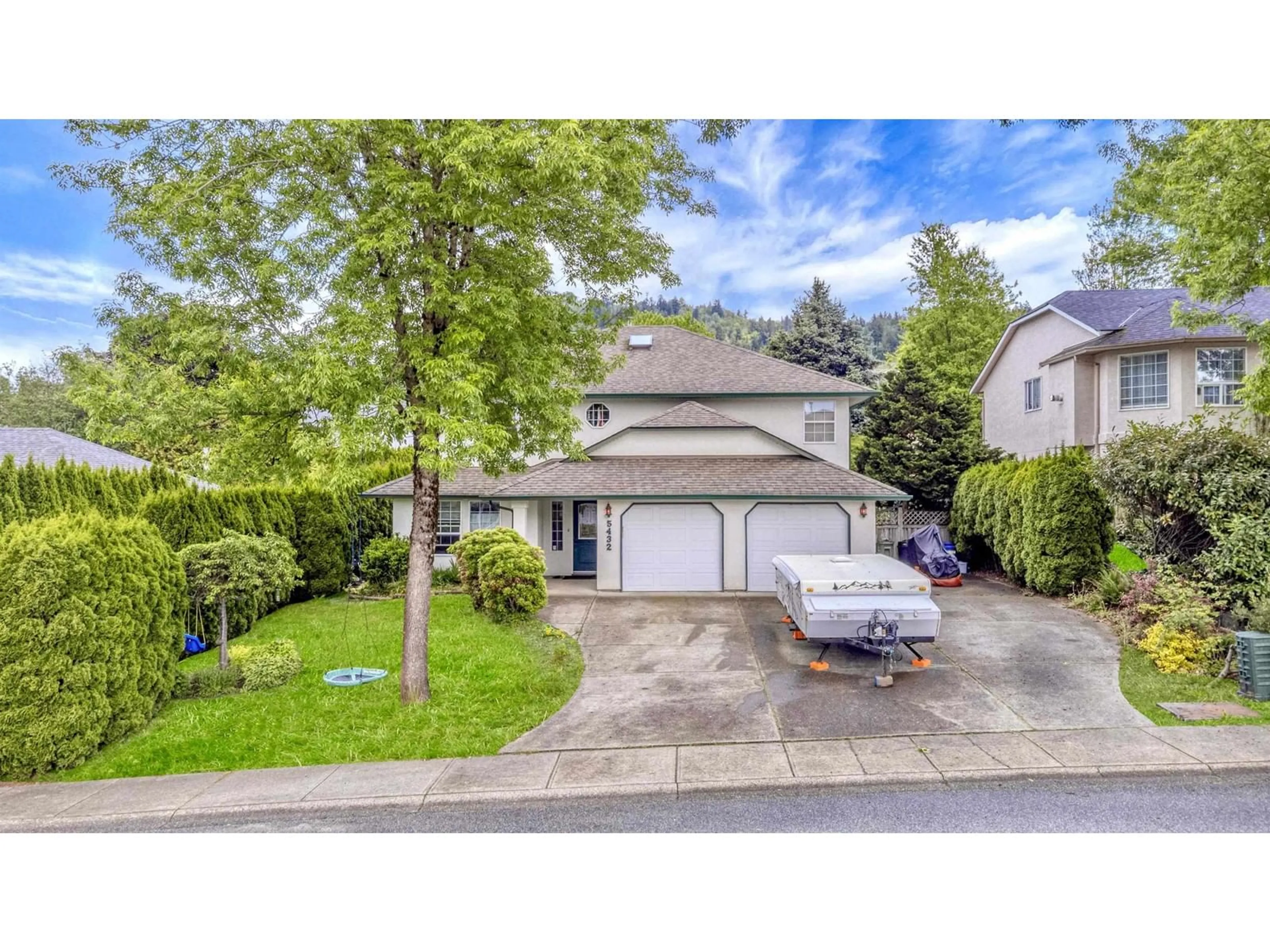 A pic from outside/outdoor area/front of a property/back of a property/a pic from drone, street for 5432 HIGHROAD CRESCENT, Chilliwack British Columbia V2R3Y1
