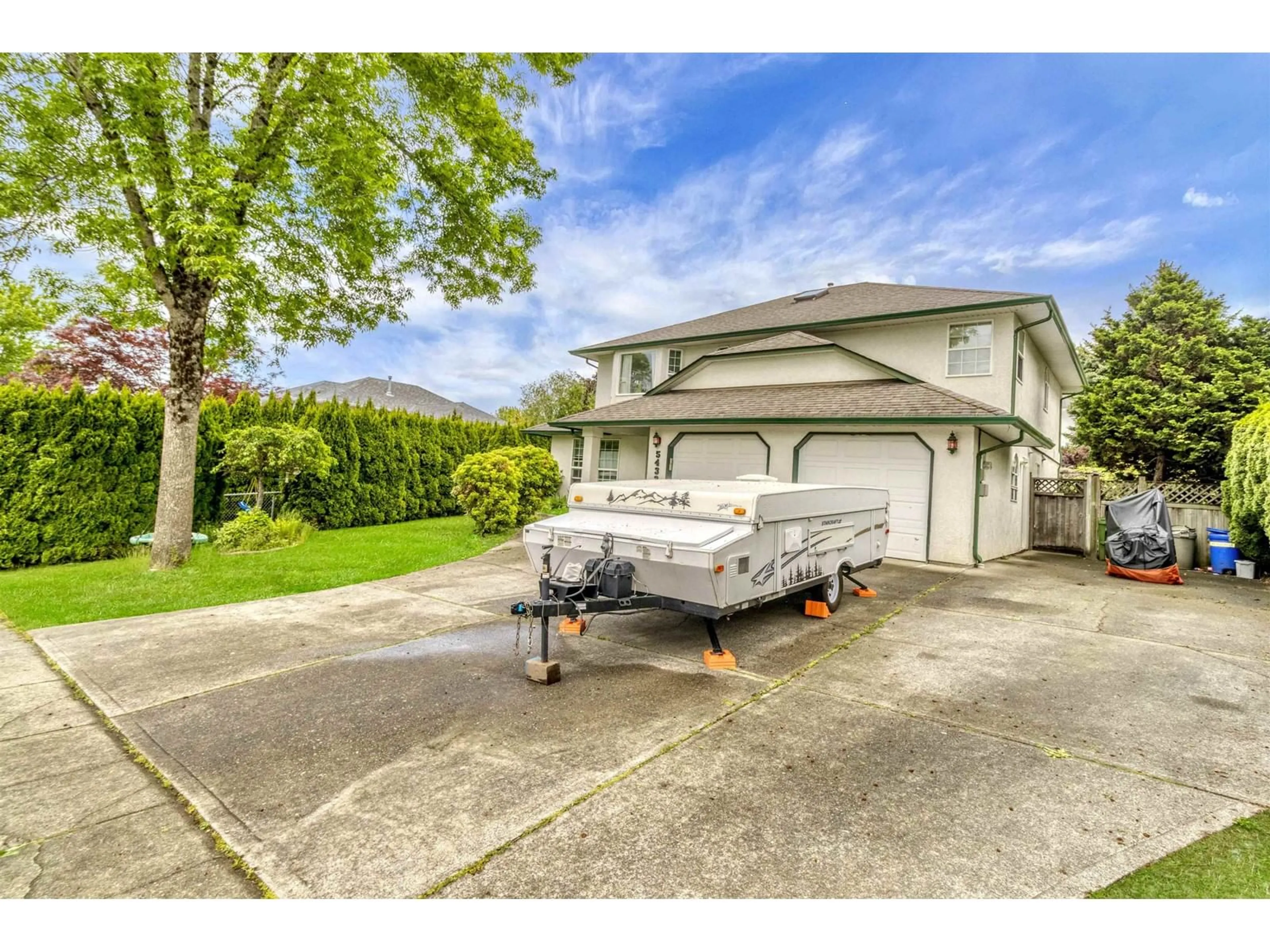 A pic from outside/outdoor area/front of a property/back of a property/a pic from drone, street for 5432 HIGHROAD CRESCENT, Chilliwack British Columbia V2R3Y1