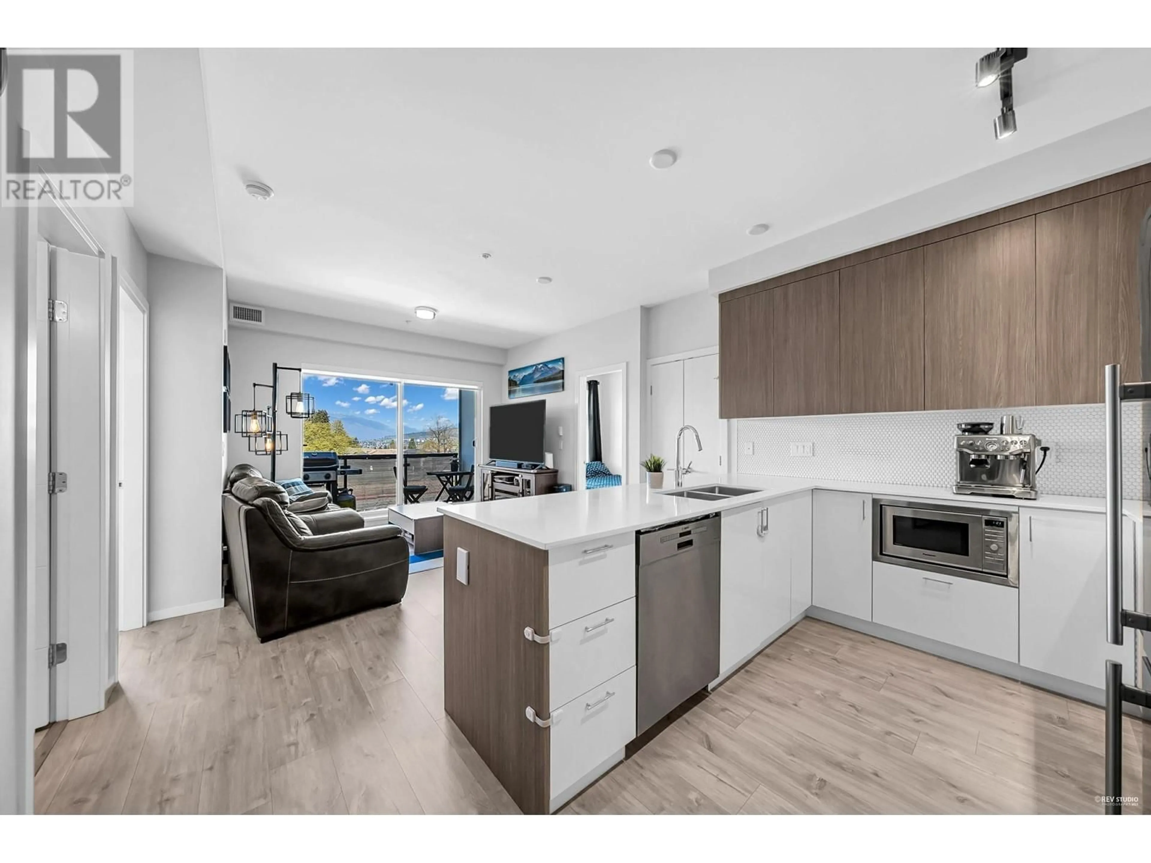 Open concept kitchen, unknown for 327 - 6283 KINGSWAY, Burnaby British Columbia V5J0H3