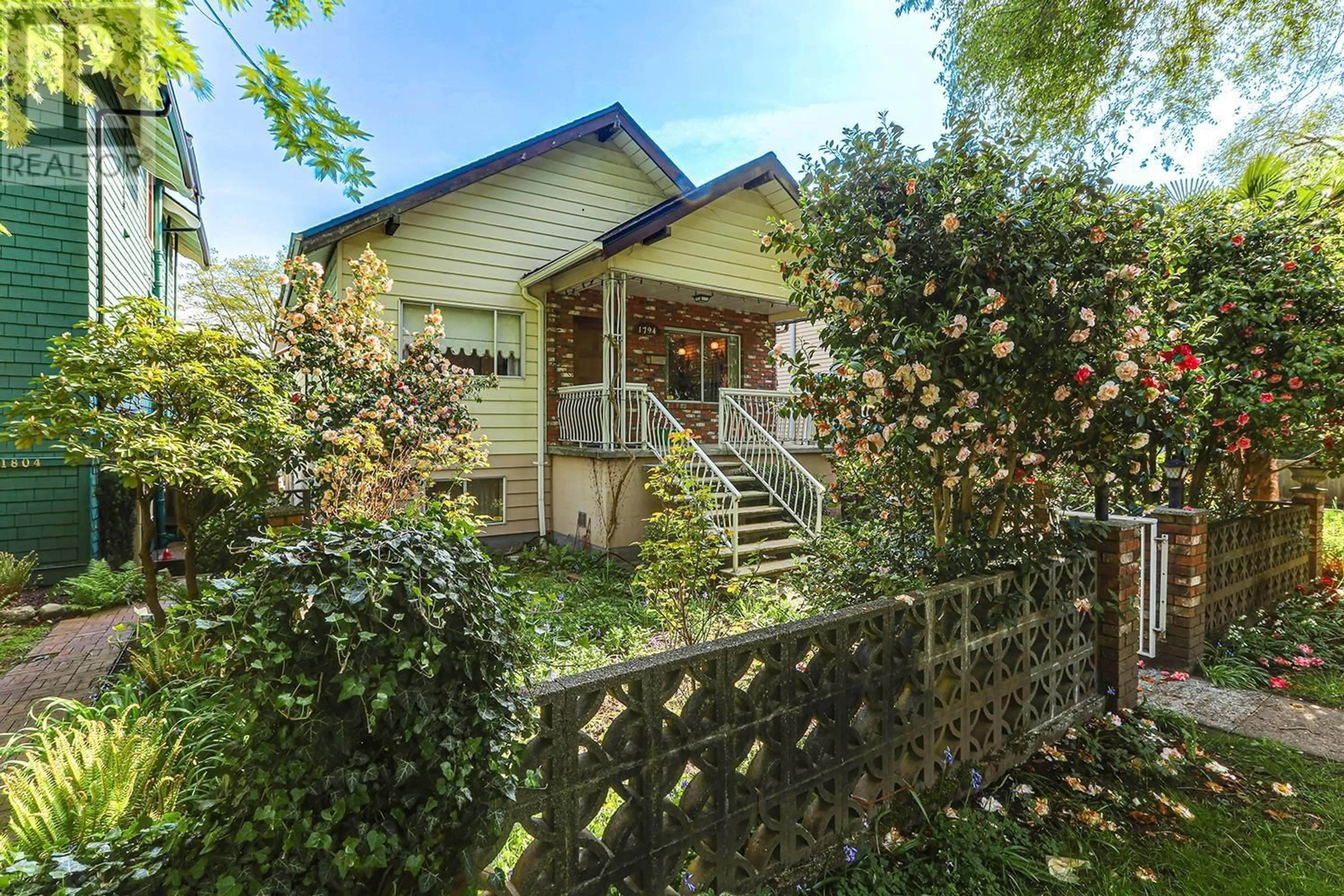 A pic from outside/outdoor area/front of a property/back of a property/a pic from drone, street for 1794 6TH AVENUE, Vancouver British Columbia V5N1P5