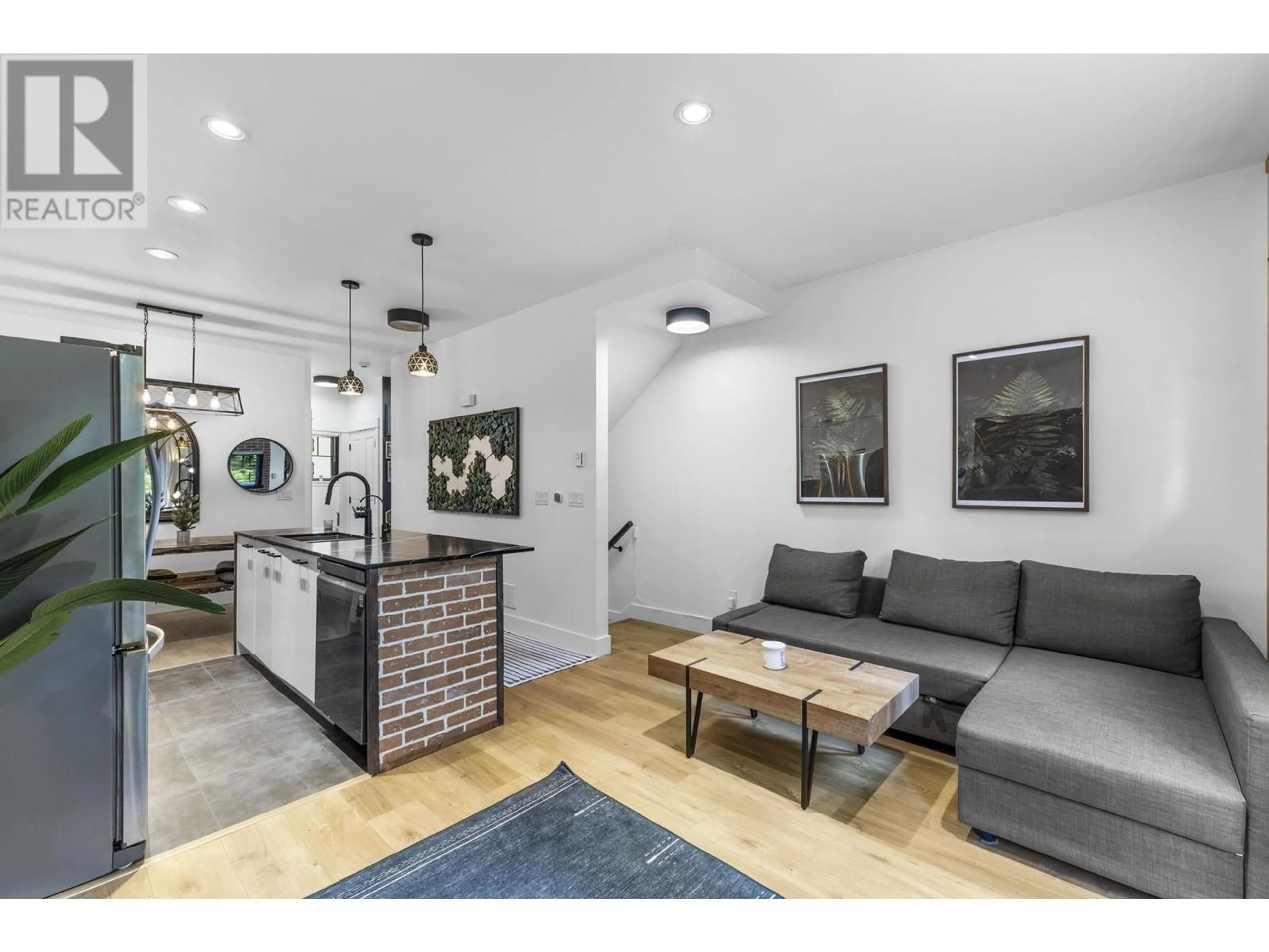 Living room with furniture, unknown for 121 - 3382 VIEWMOUNT DRIVE, Port Moody British Columbia V3H2M1