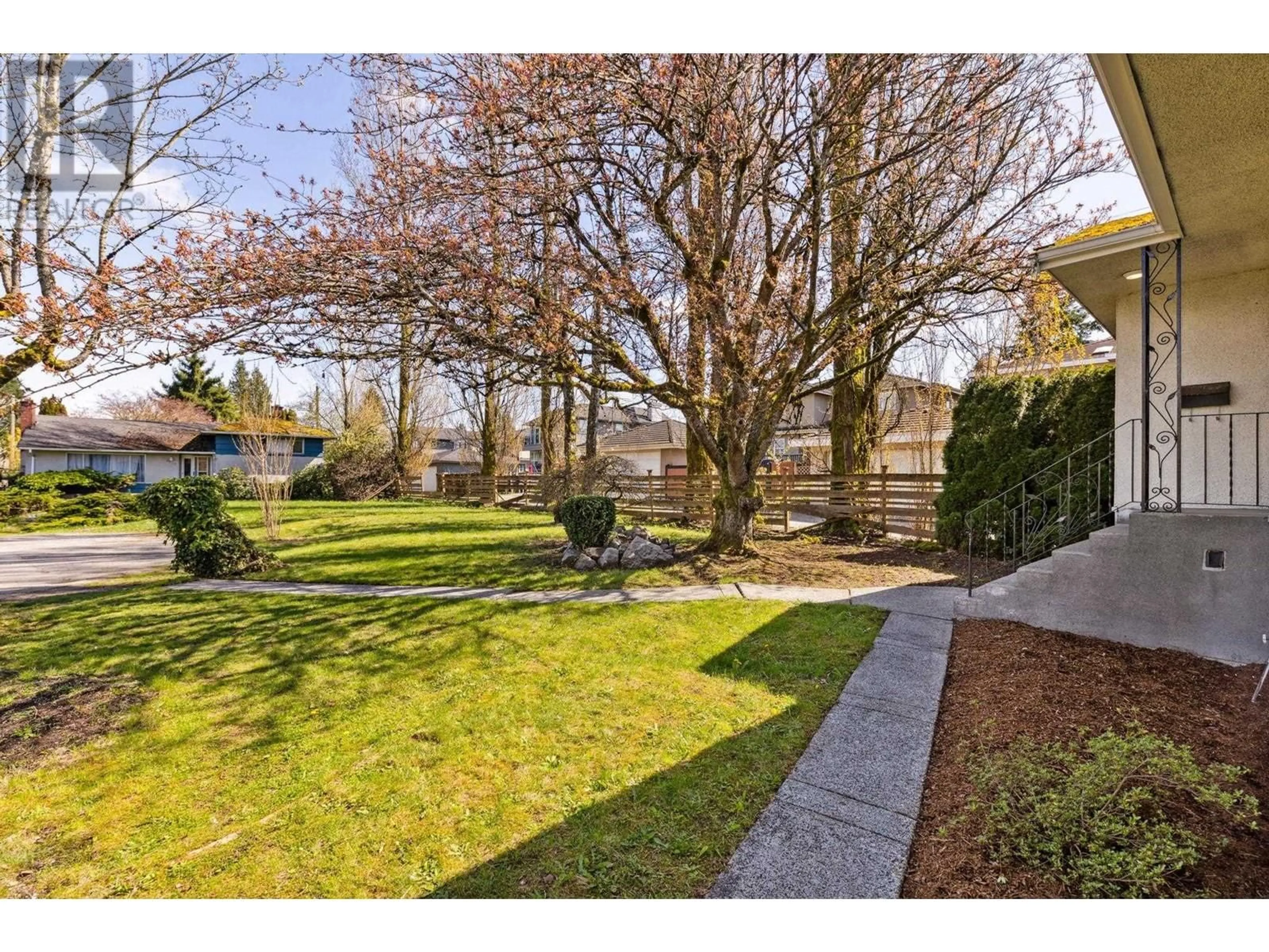 A pic from outside/outdoor area/front of a property/back of a property/a pic from drone, street for 6365 ASHWORTH PLACE, Burnaby British Columbia V5E3V2