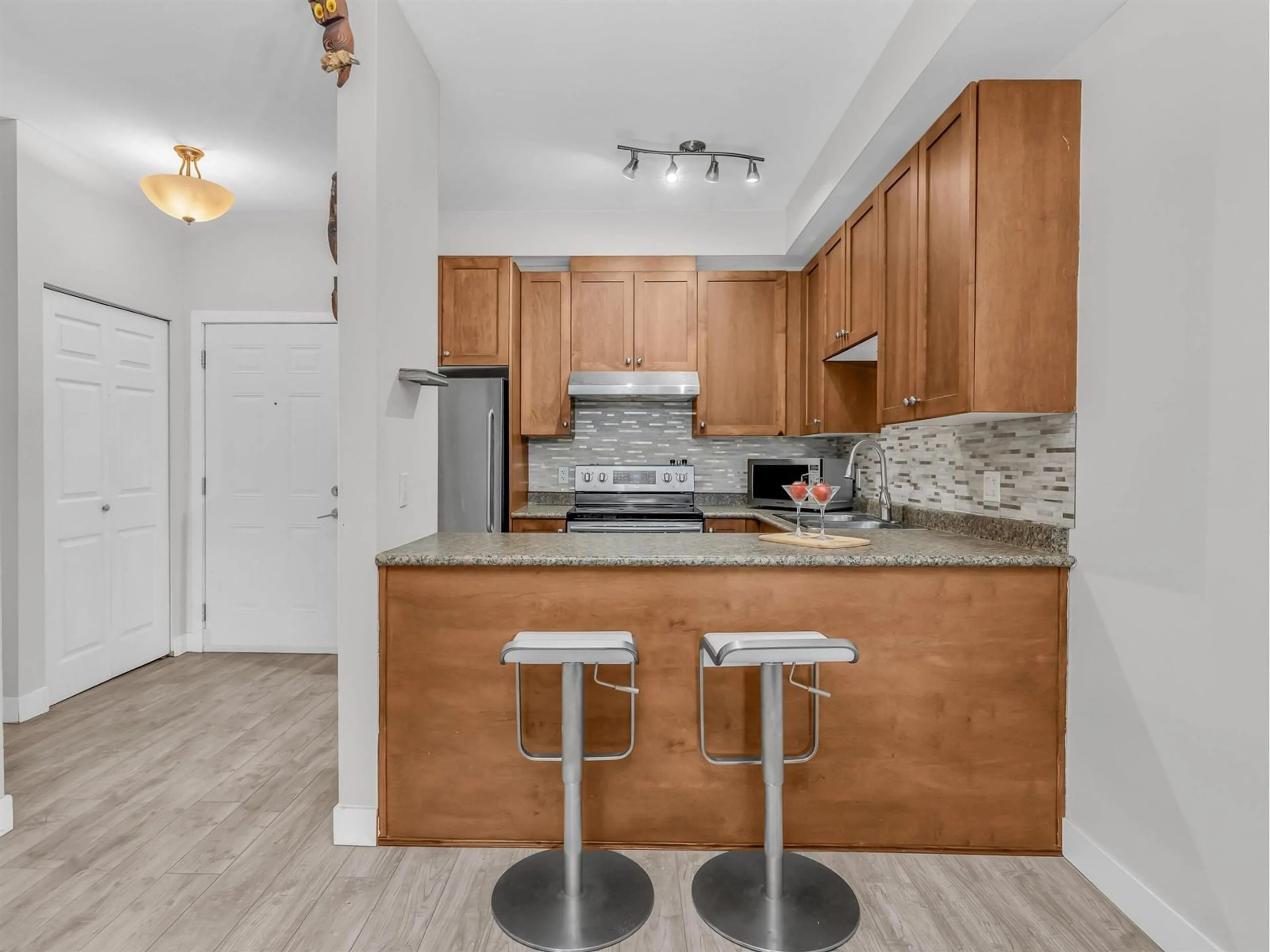 Standard kitchen, wood/laminate floor for 112 - 13277 108, Surrey British Columbia V3T0A9