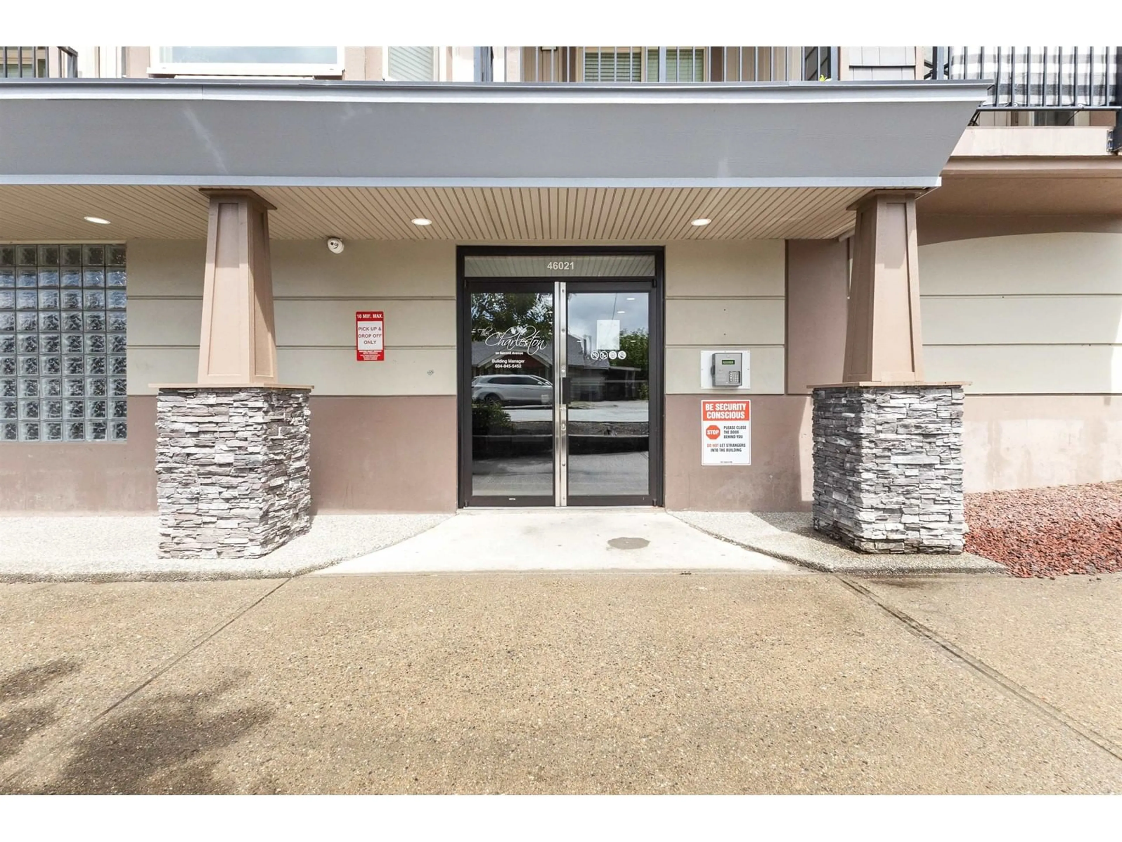 Indoor foyer for 304 - 46021 SECOND AVENUE, Chilliwack British Columbia V2P1S6