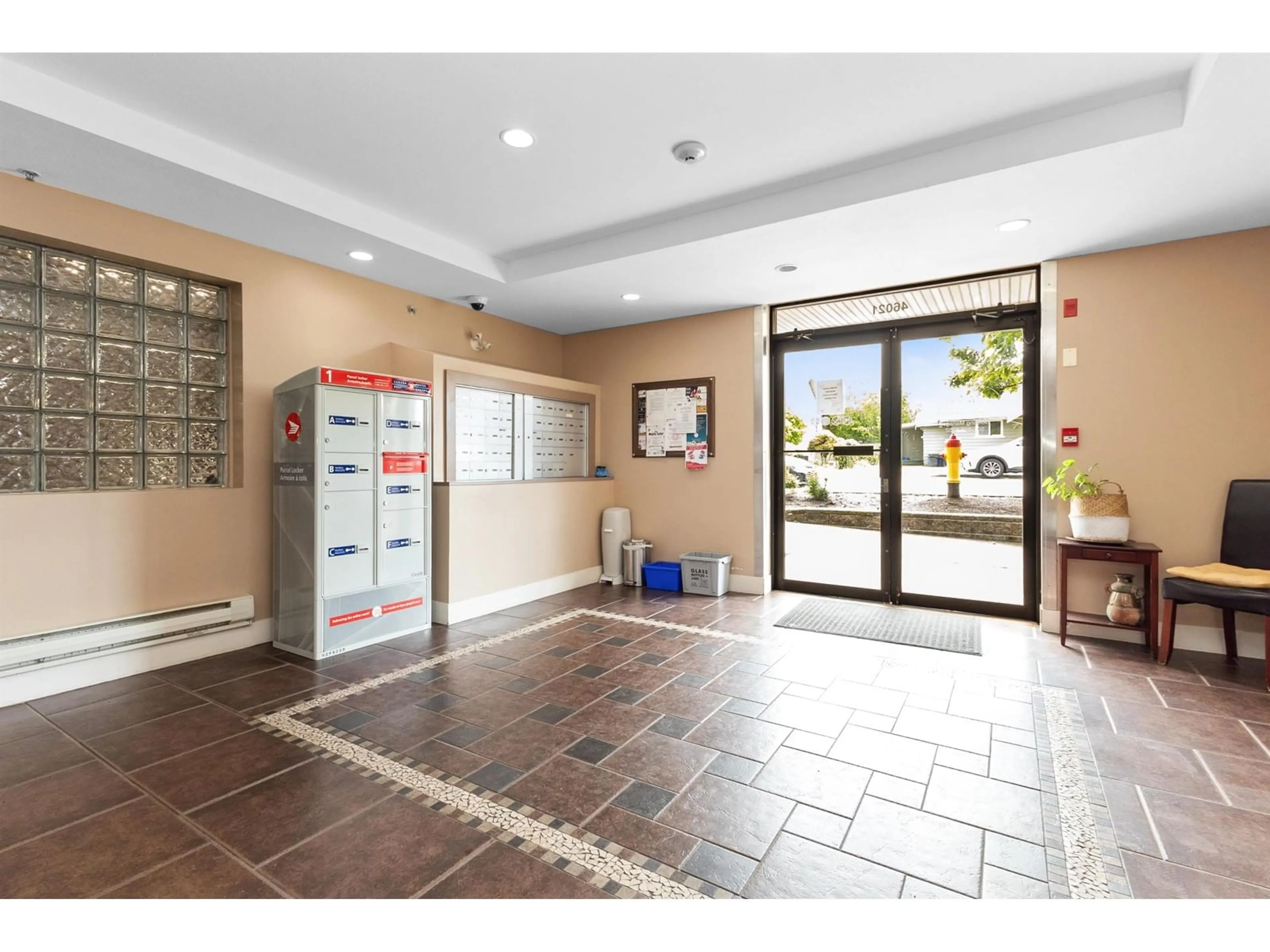 Indoor foyer for 304 - 46021 SECOND AVENUE, Chilliwack British Columbia V2P1S6