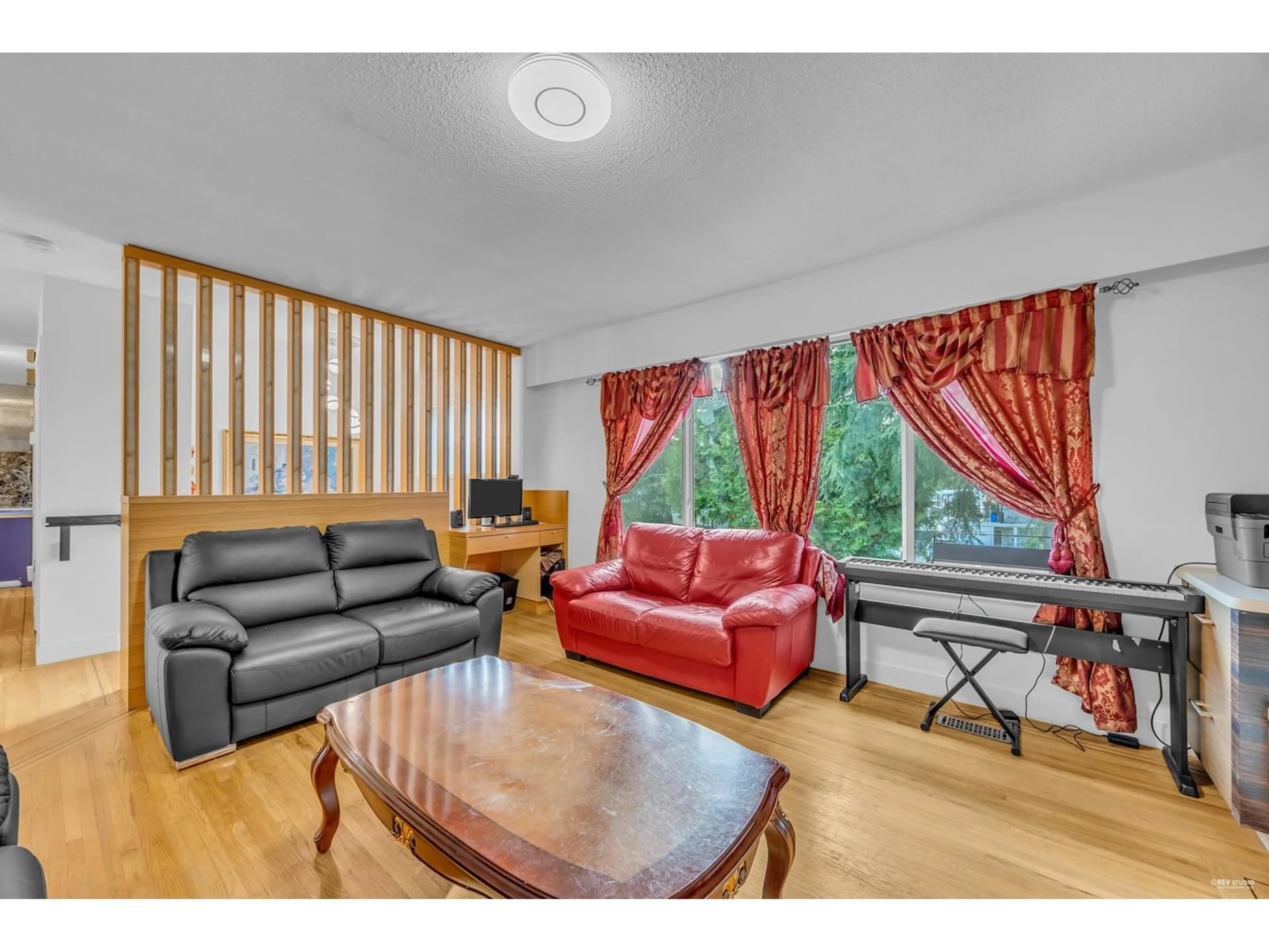 Living room with furniture, wood/laminate floor for 9942 SEMIAHMOO, Surrey British Columbia V3T3M6