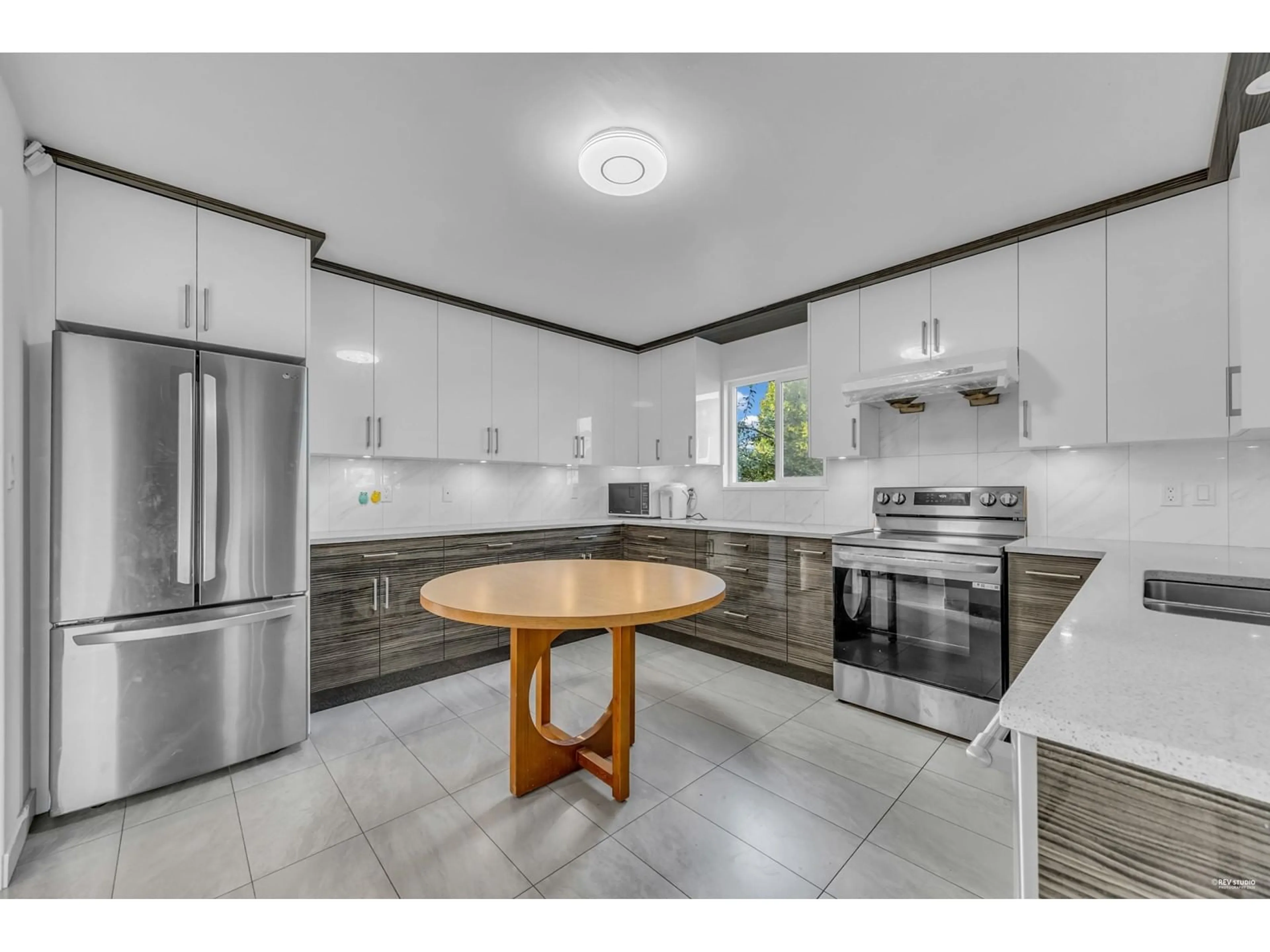 Open concept kitchen, ceramic/tile floor for 9942 SEMIAHMOO, Surrey British Columbia V3T3M6