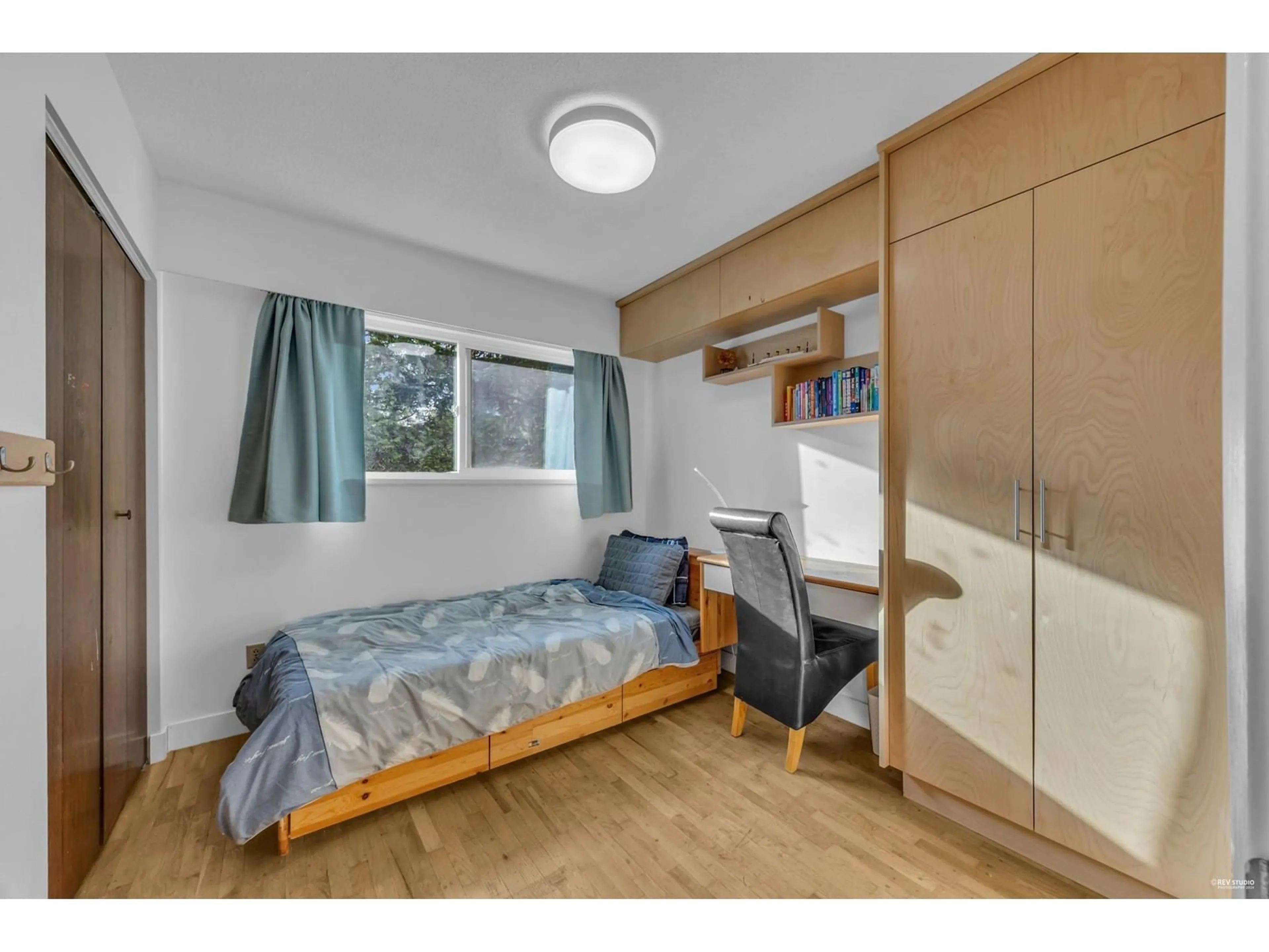 Bedroom with bed, wood/laminate floor for 9942 SEMIAHMOO, Surrey British Columbia V3T3M6