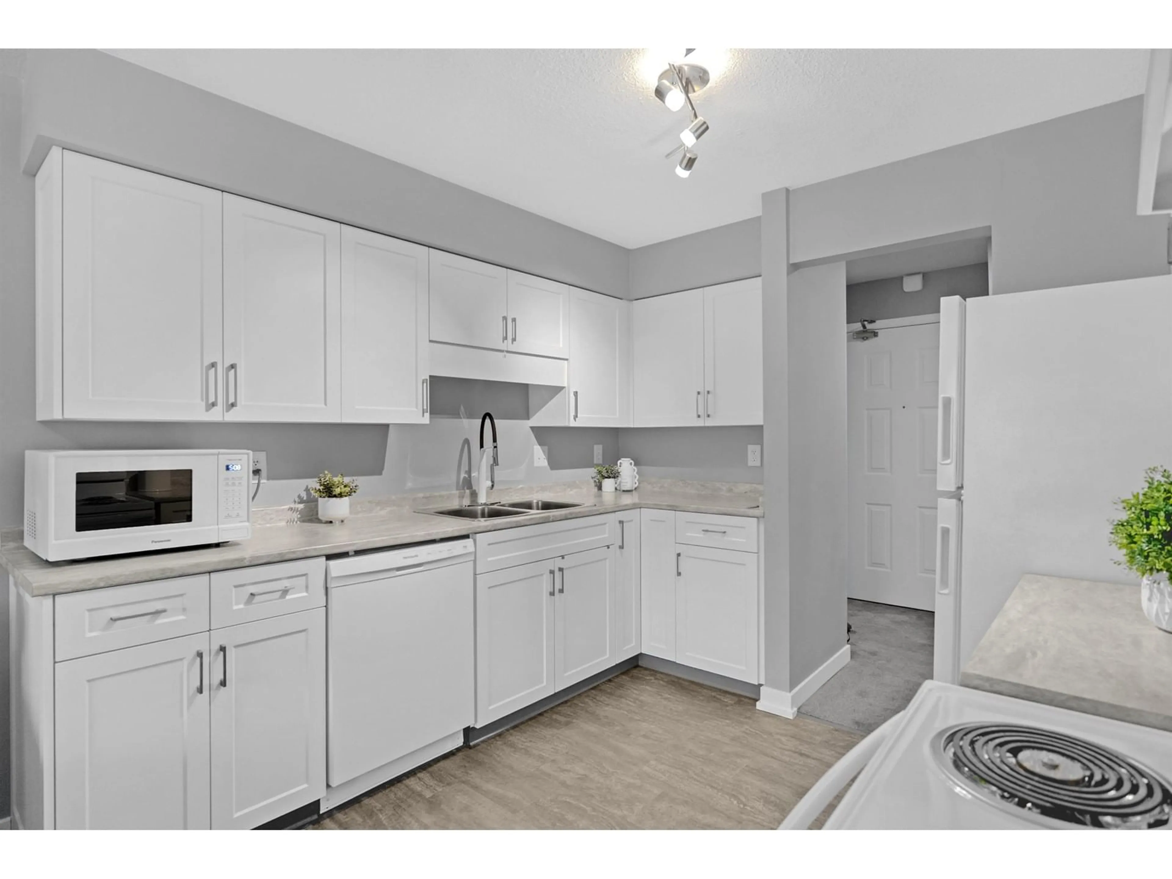 Standard kitchen, unknown for 302 - 2678 MCCALLUM, Abbotsford British Columbia V2S6X3