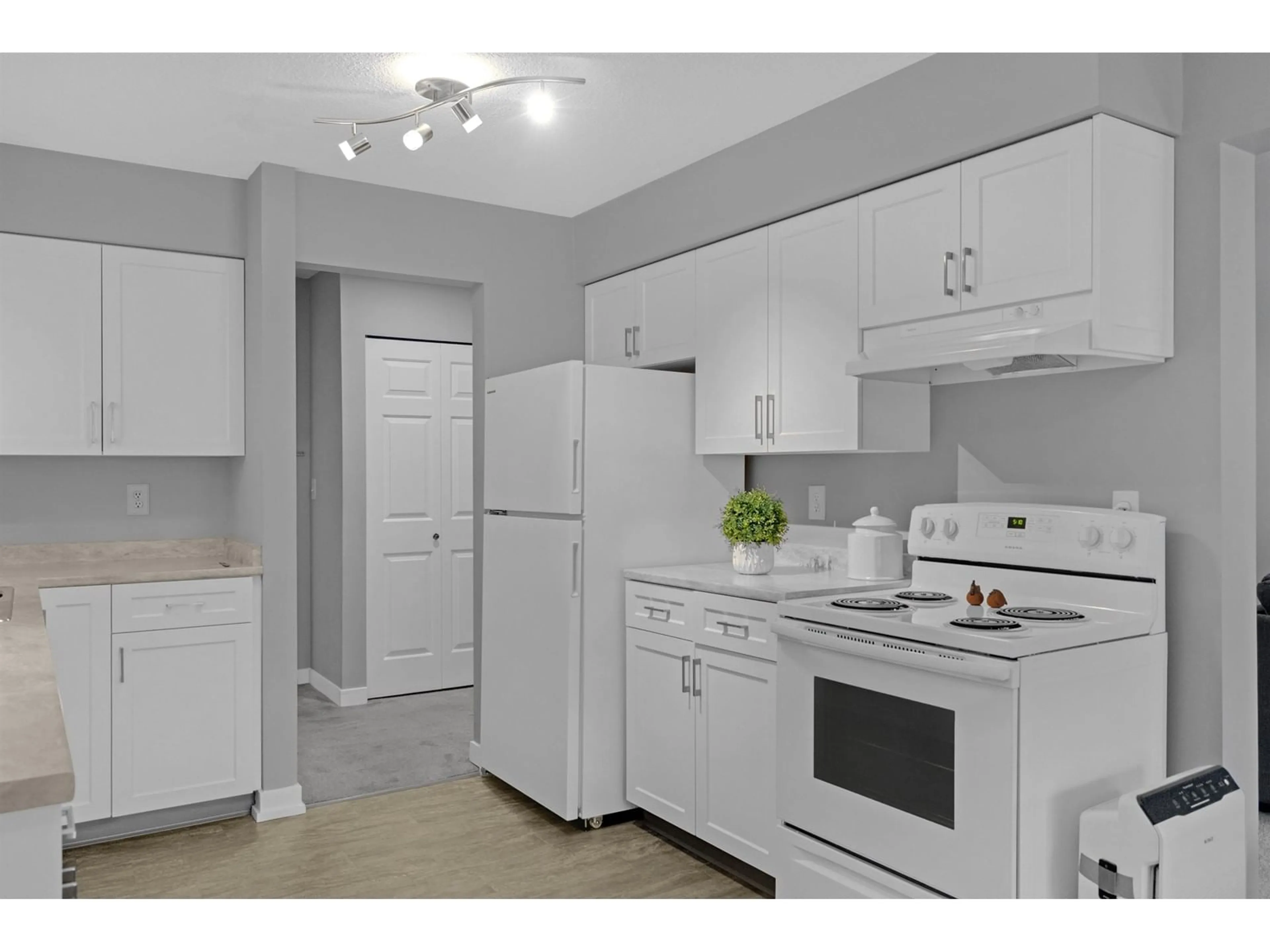 Standard kitchen, unknown for 302 - 2678 MCCALLUM, Abbotsford British Columbia V2S6X3