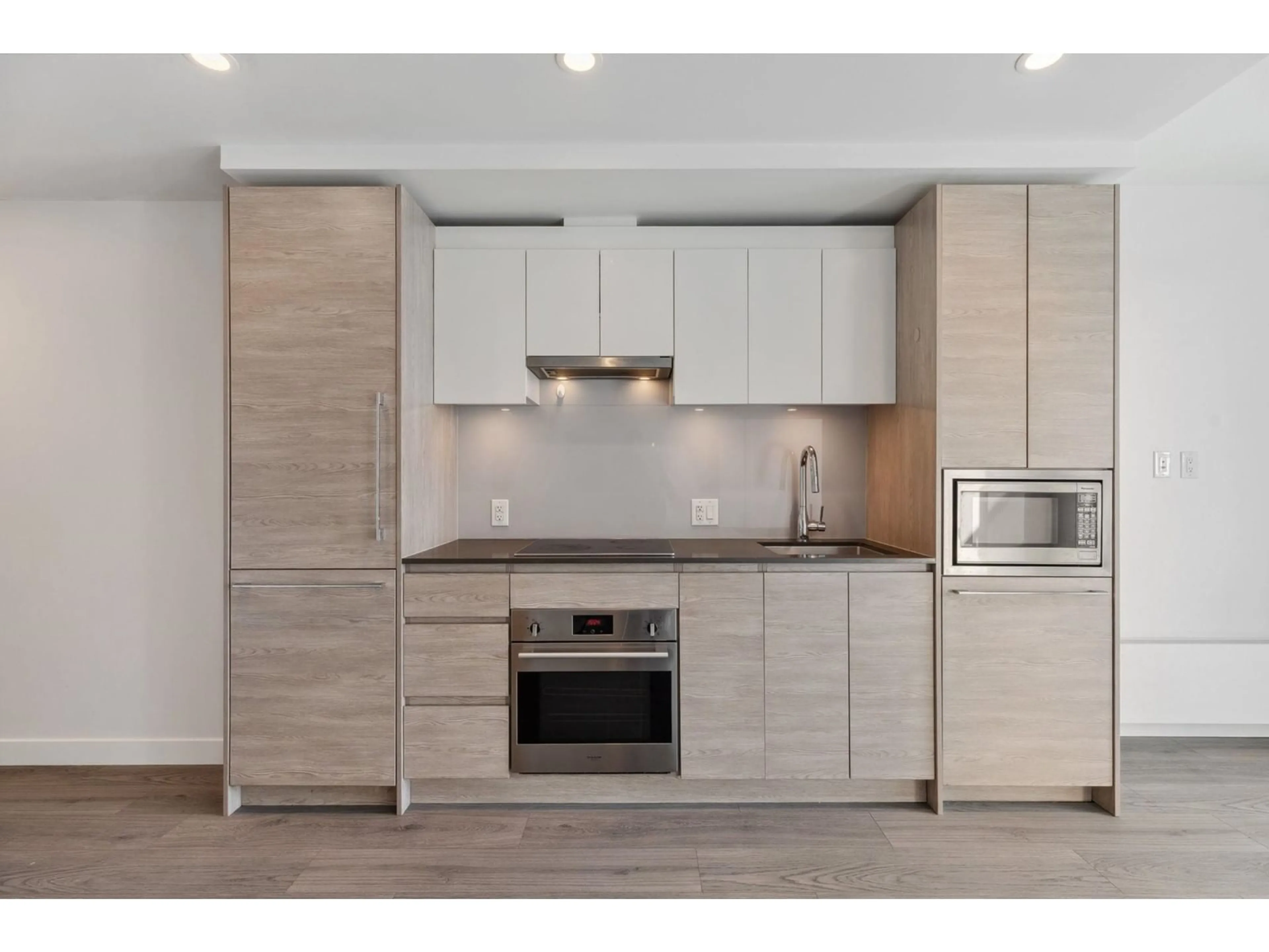 Standard kitchen, wood/laminate floor for 1112 - 13615 FRASER, Surrey British Columbia V3T0P7