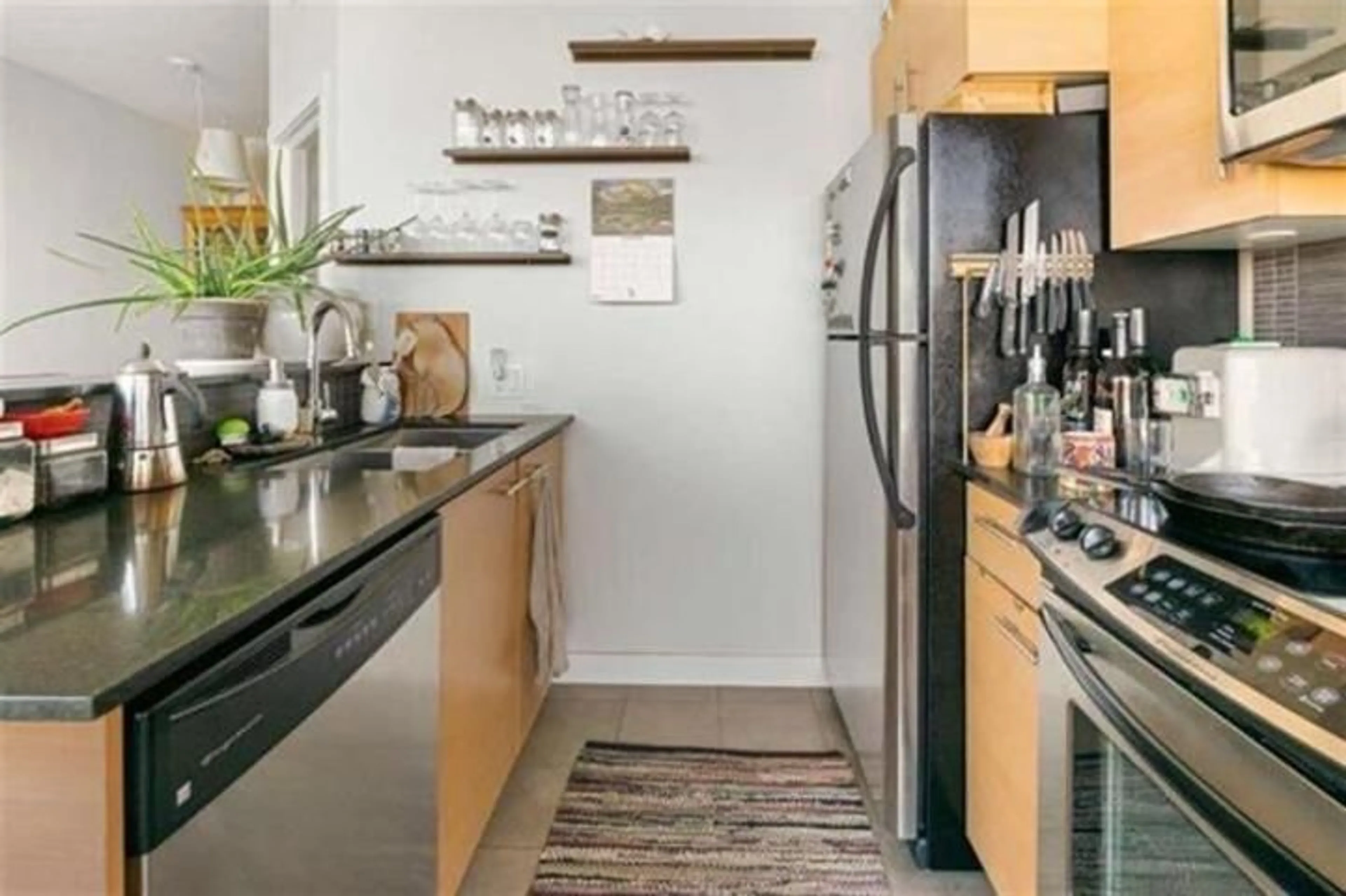 Standard kitchen, unknown for 1501 - 13399 104, Surrey British Columbia V3T0C9