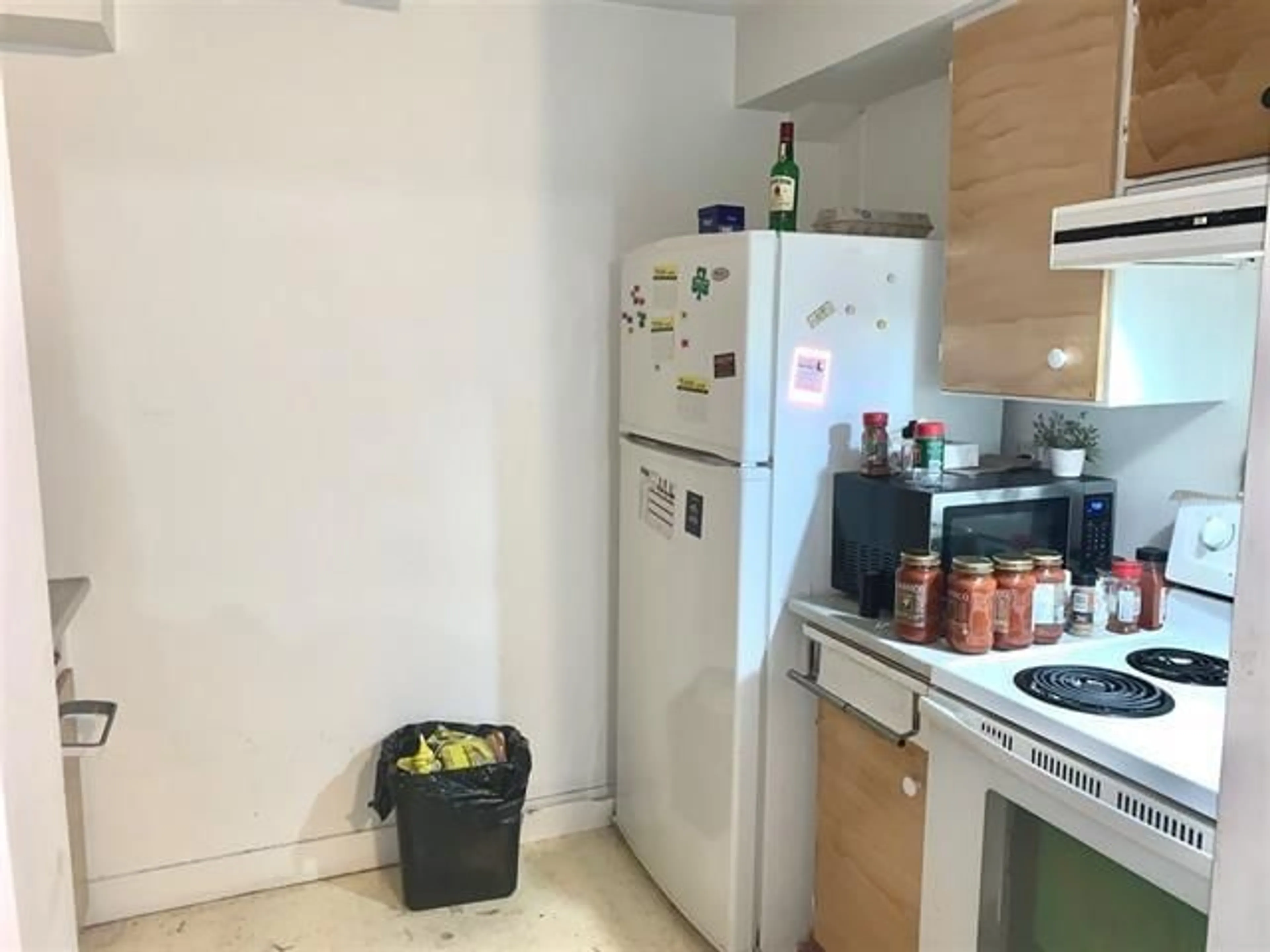 Standard kitchen, floor is not visible for 16 - 17700 60AV, Surrey British Columbia V3S1V2