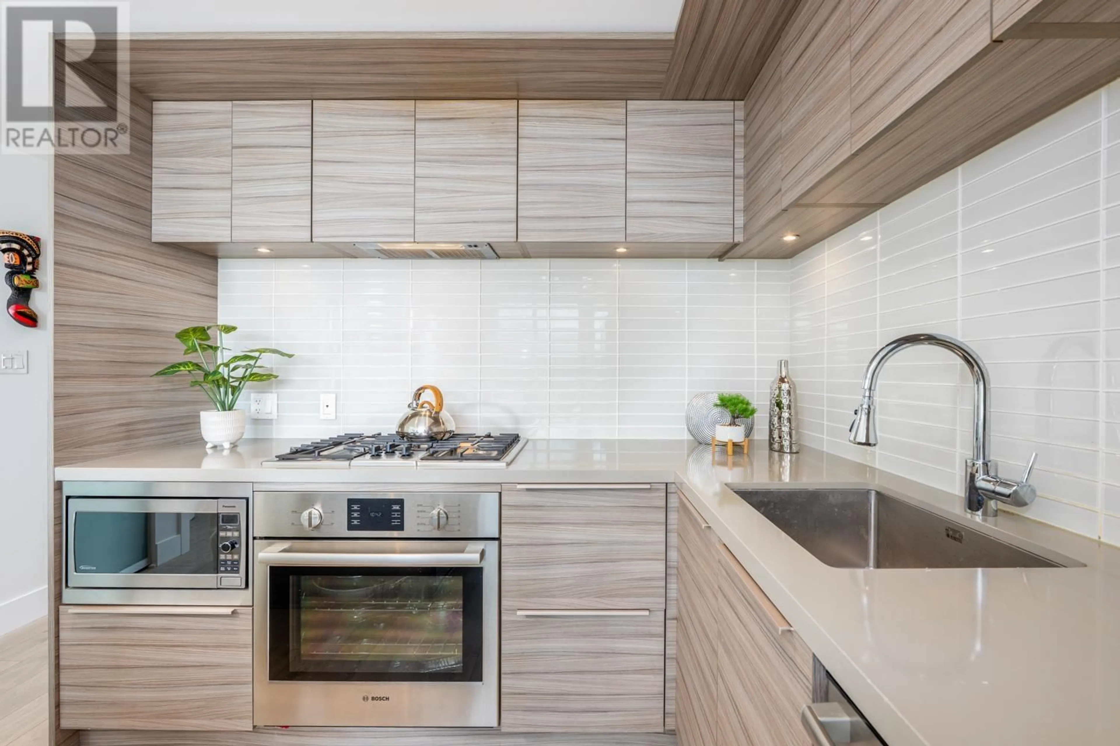 Contemporary kitchen, unknown for 1003 - 1550 FERN STREET, North Vancouver British Columbia V7J0A9