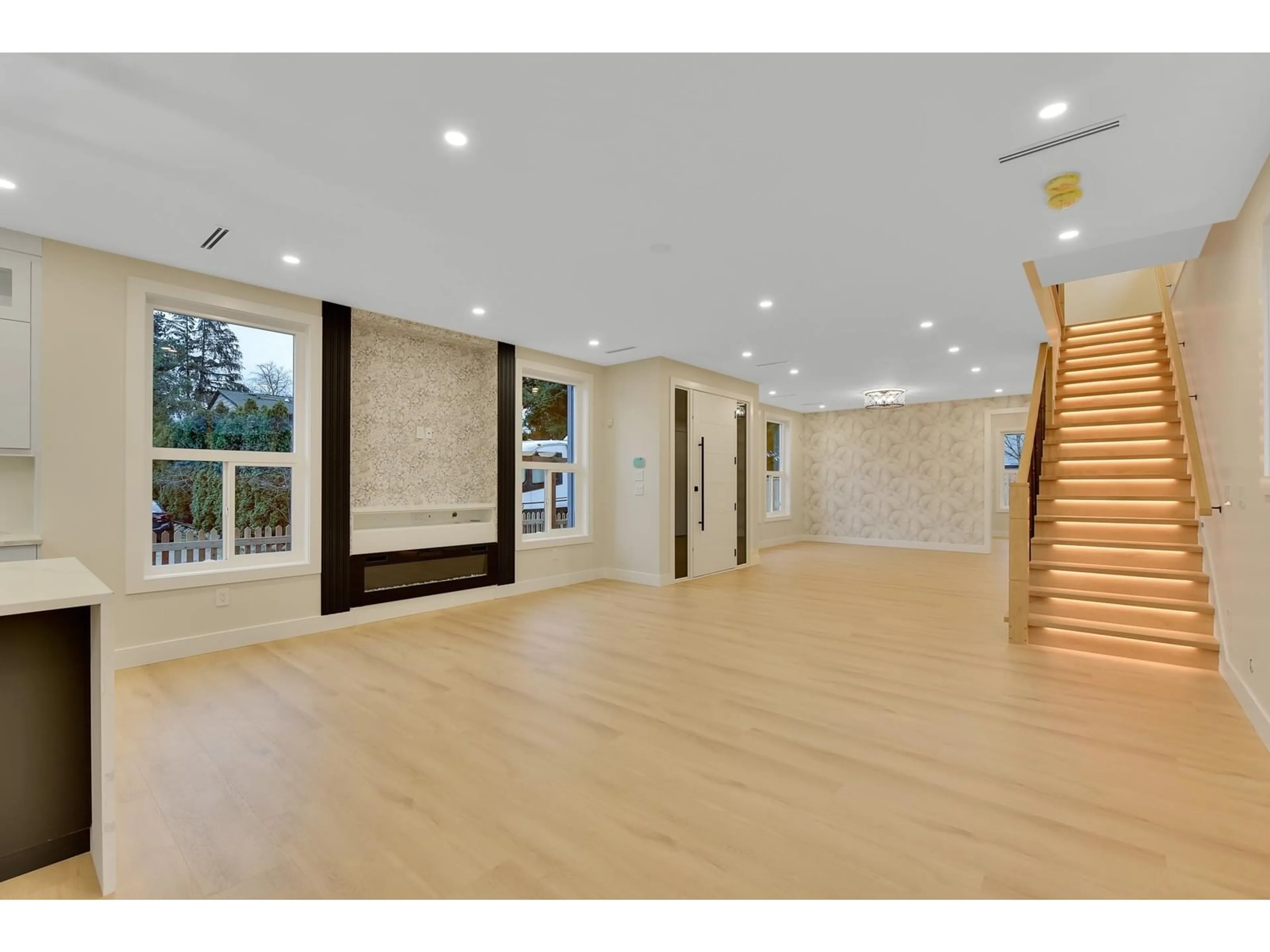 Indoor foyer for 20265 98, Langley British Columbia V1M3E4