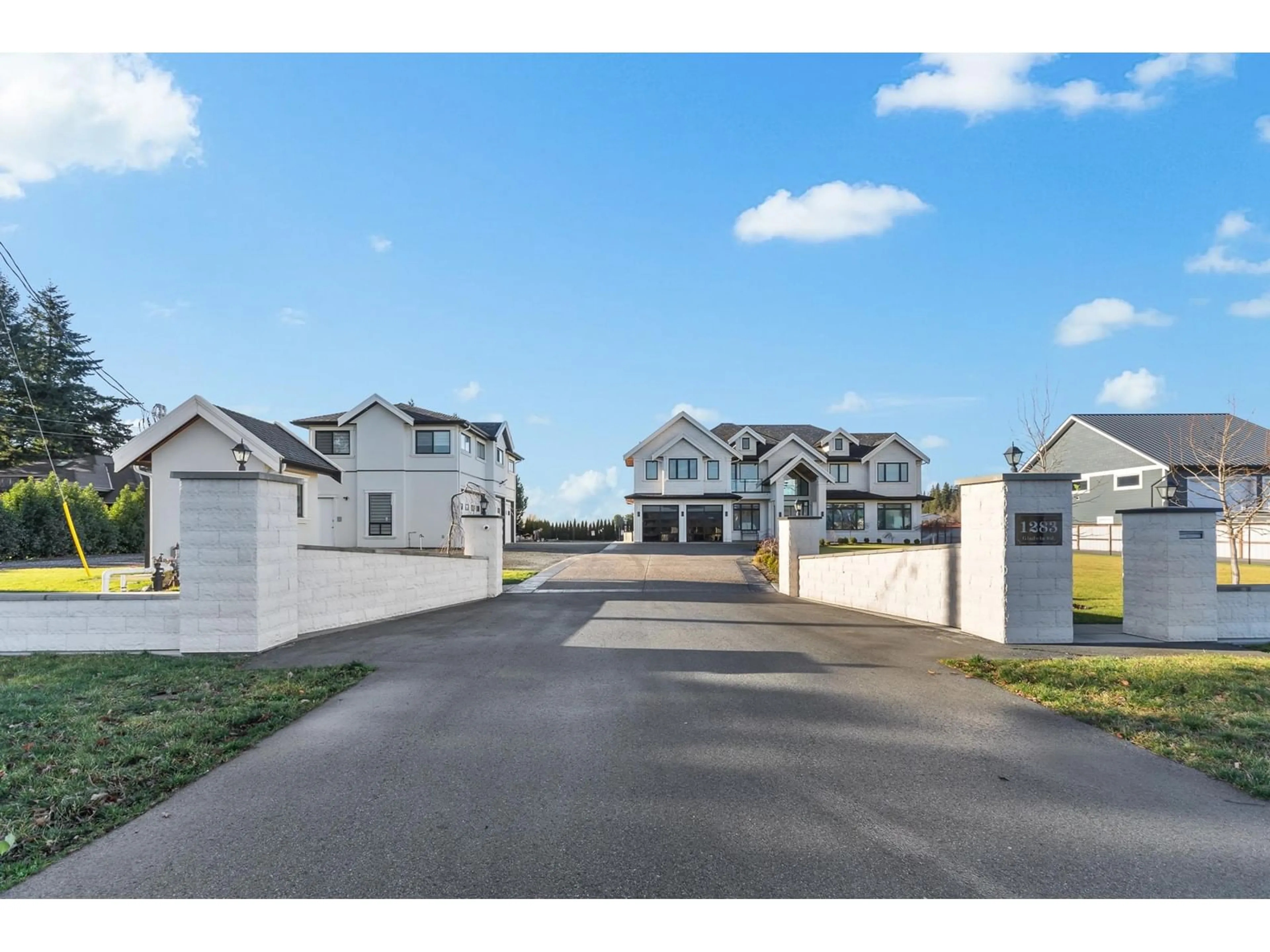 A pic from outside/outdoor area/front of a property/back of a property/a pic from drone, street for 1283 GLADWIN, Abbotsford British Columbia V2T5Y4