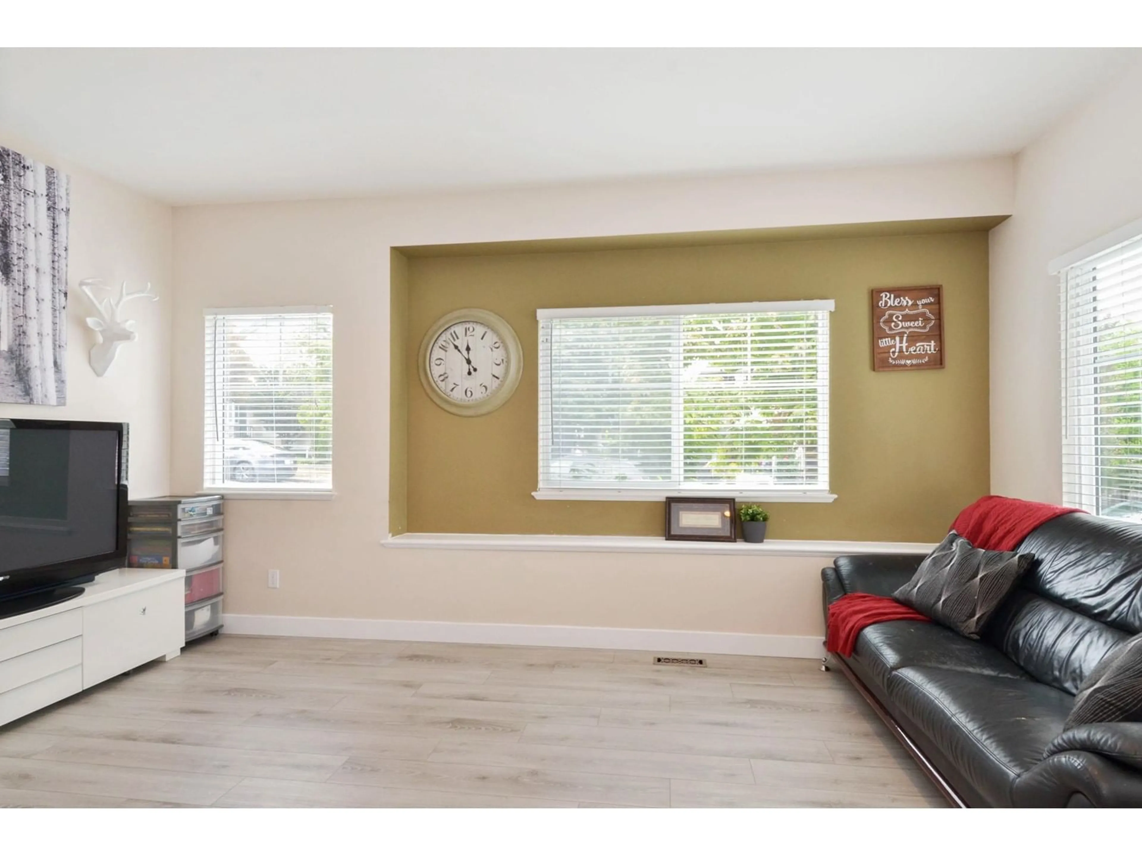 Living room with furniture, wood/laminate floor for 5947 165A, Surrey British Columbia V3S4N9