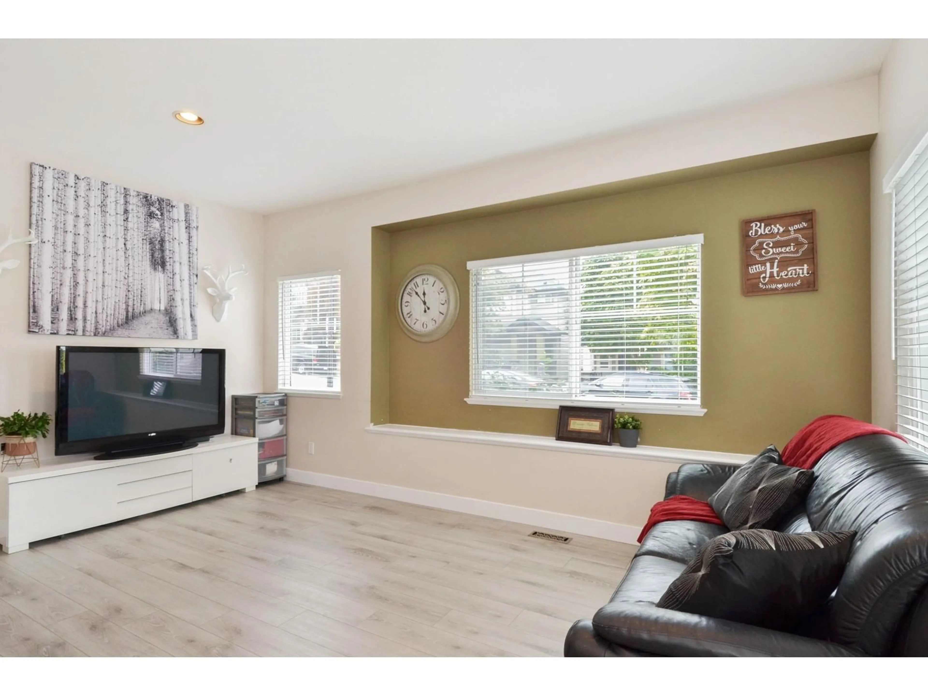Living room with furniture, wood/laminate floor for 5947 165A, Surrey British Columbia V3S4N9