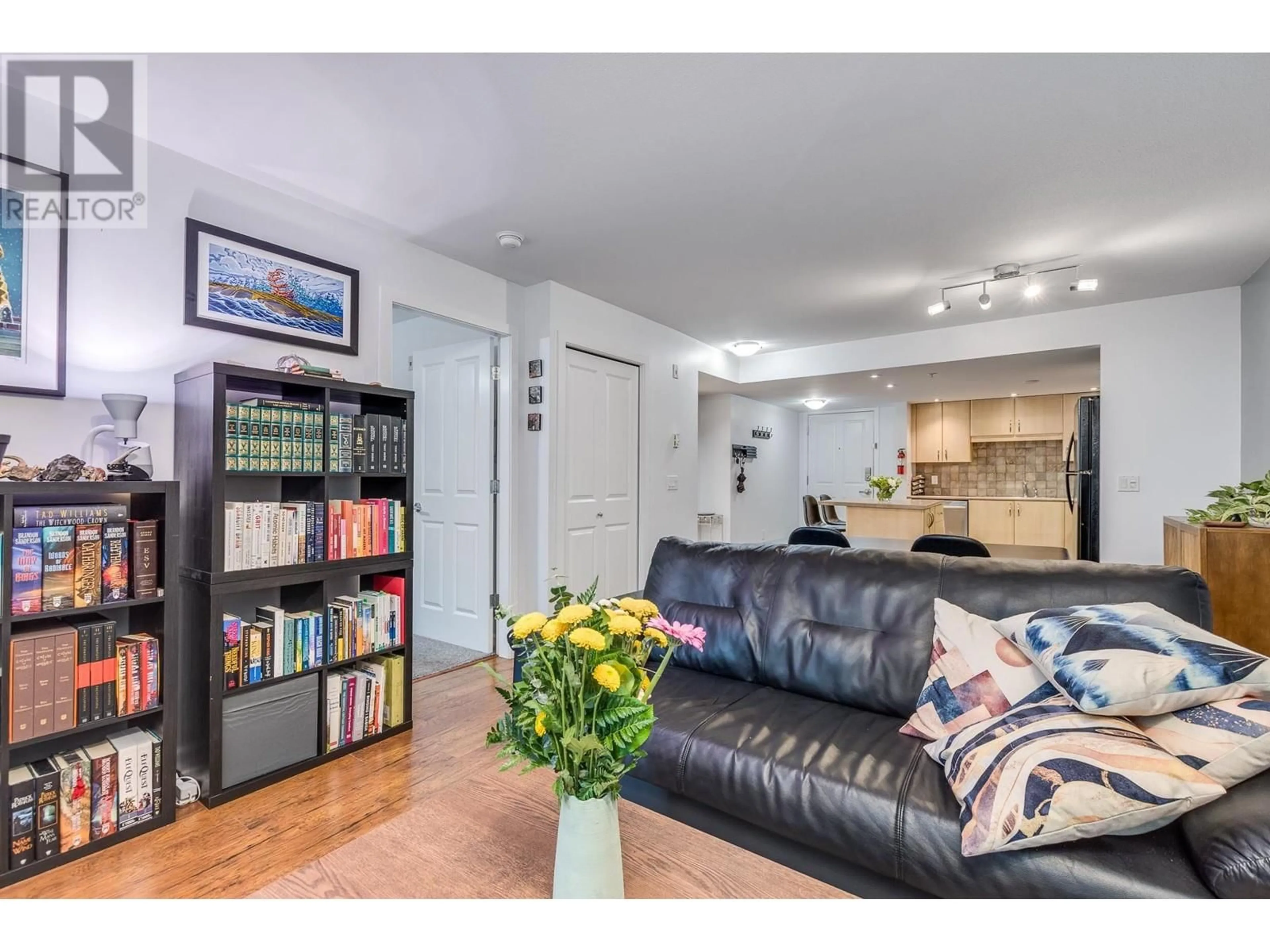 Living room with furniture, unknown for 220 - 285 NEWPORT DRIVE, Port Moody British Columbia V3H5J6