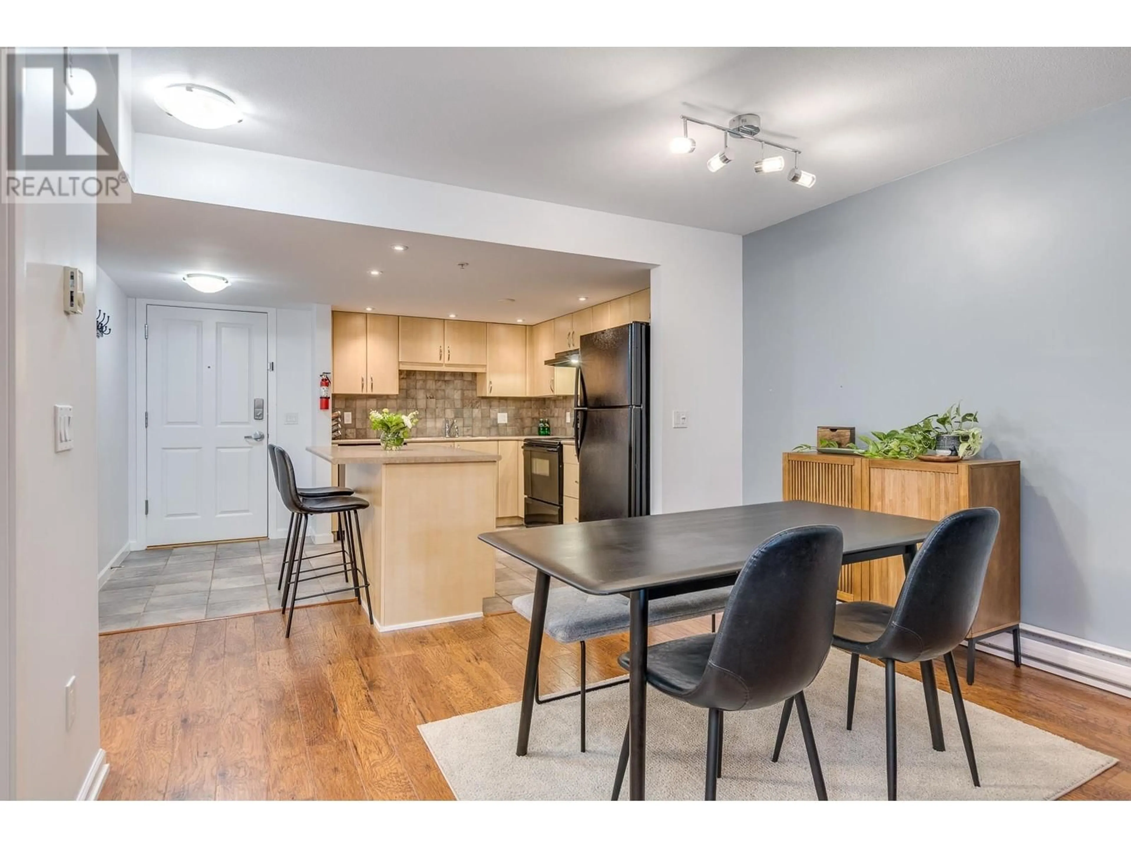 Open concept kitchen, wood/laminate floor for 220 - 285 NEWPORT DRIVE, Port Moody British Columbia V3H5J6