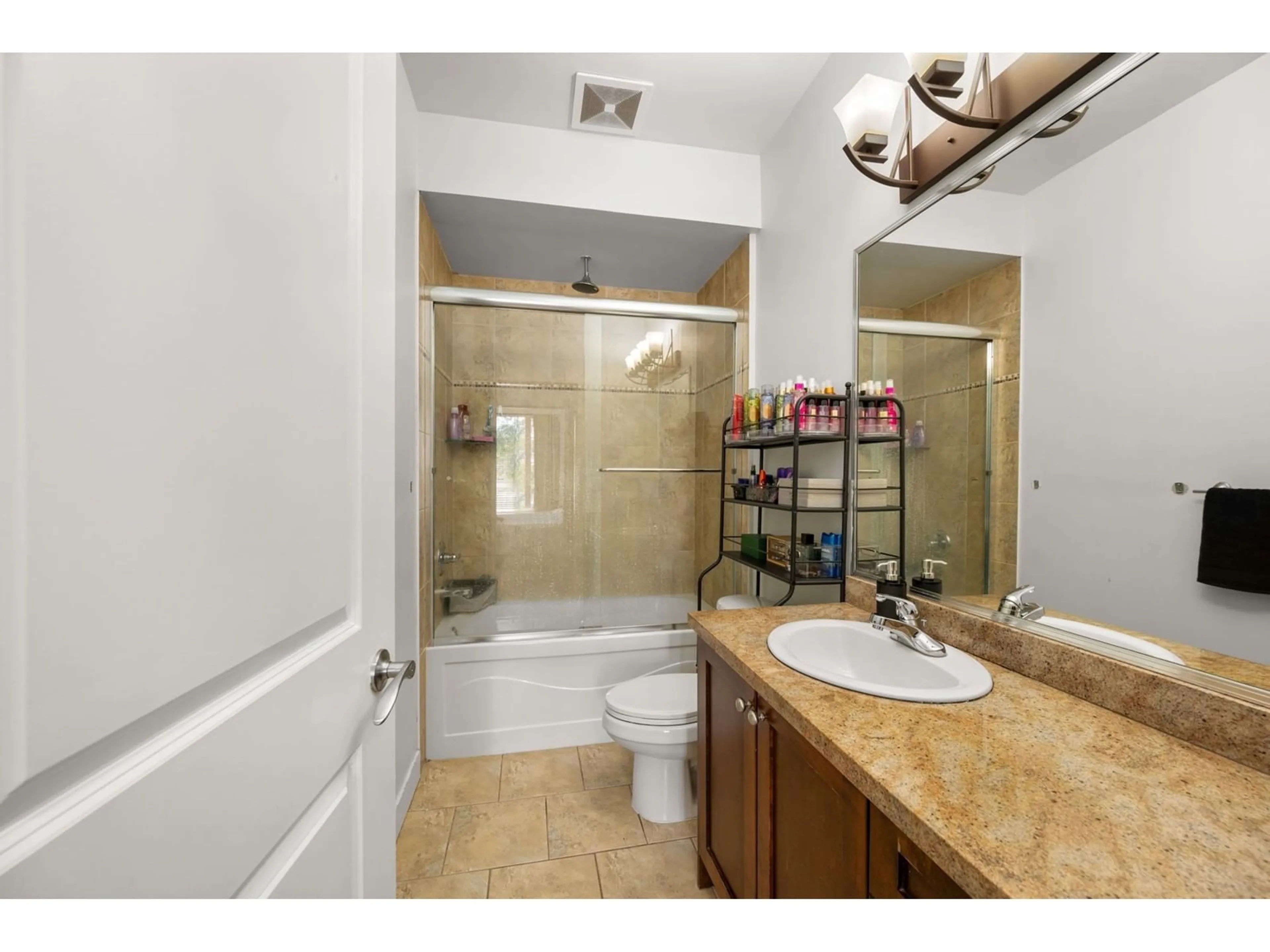 Standard bathroom, ceramic/tile floor for 303 - 14333 104, Surrey British Columbia V3T0E1
