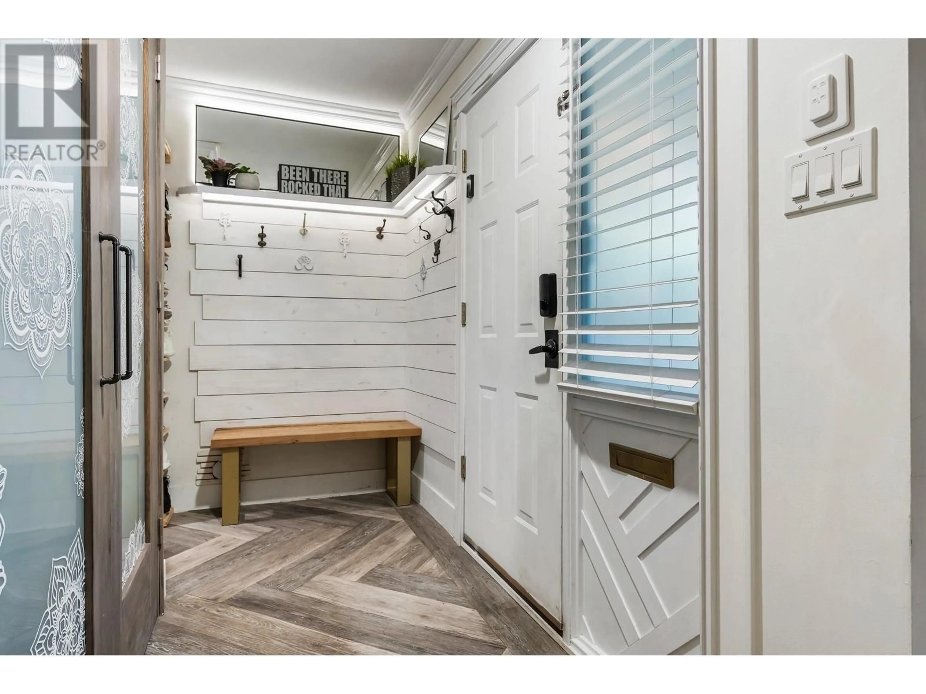 Indoor entryway for 15 - 385 GINGER DRIVE, New Westminster British Columbia V3L5L6
