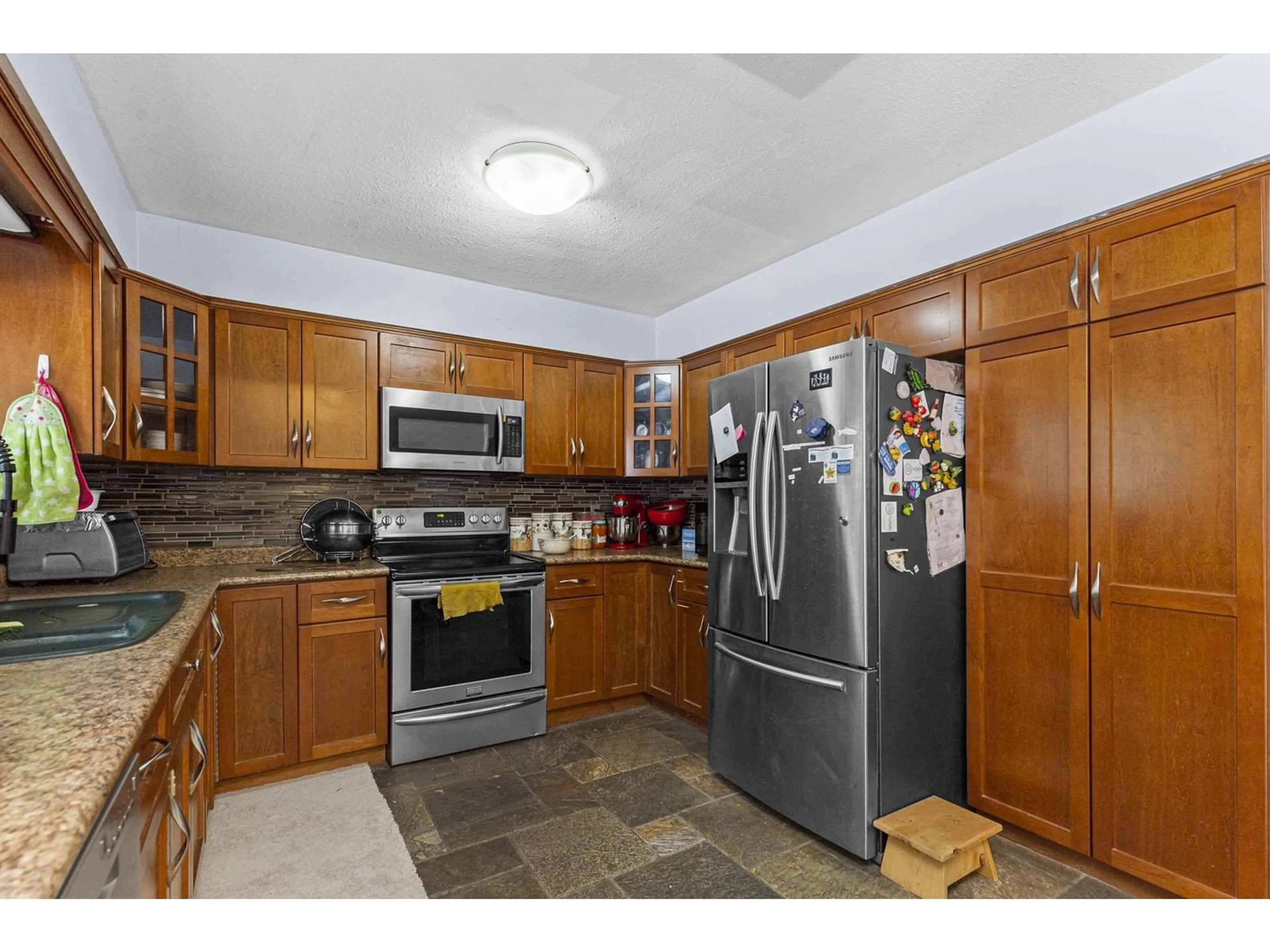 Standard kitchen, ceramic/tile floor for 35337 ROCKWELL, Abbotsford British Columbia V3G2C9