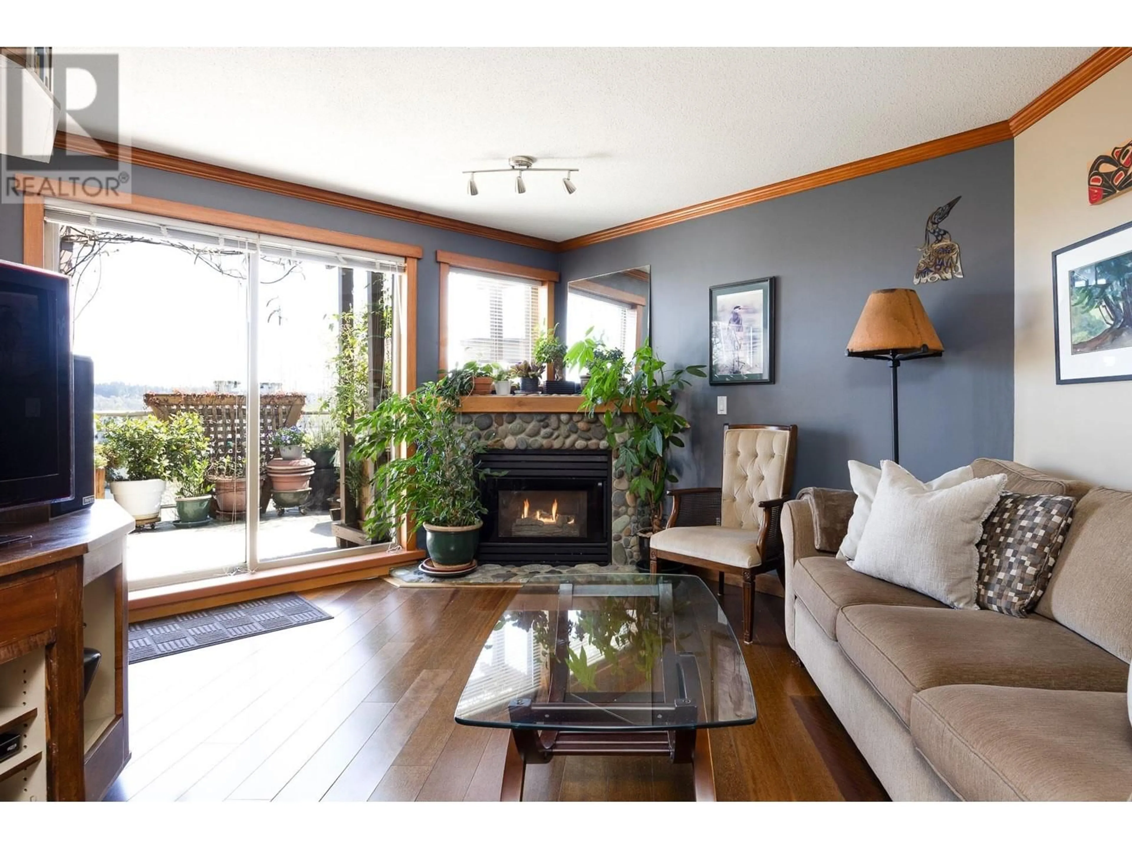 Living room with furniture, wood/laminate floor for 305 - 74 RICHMOND STREET, New Westminster British Columbia V3L5T1
