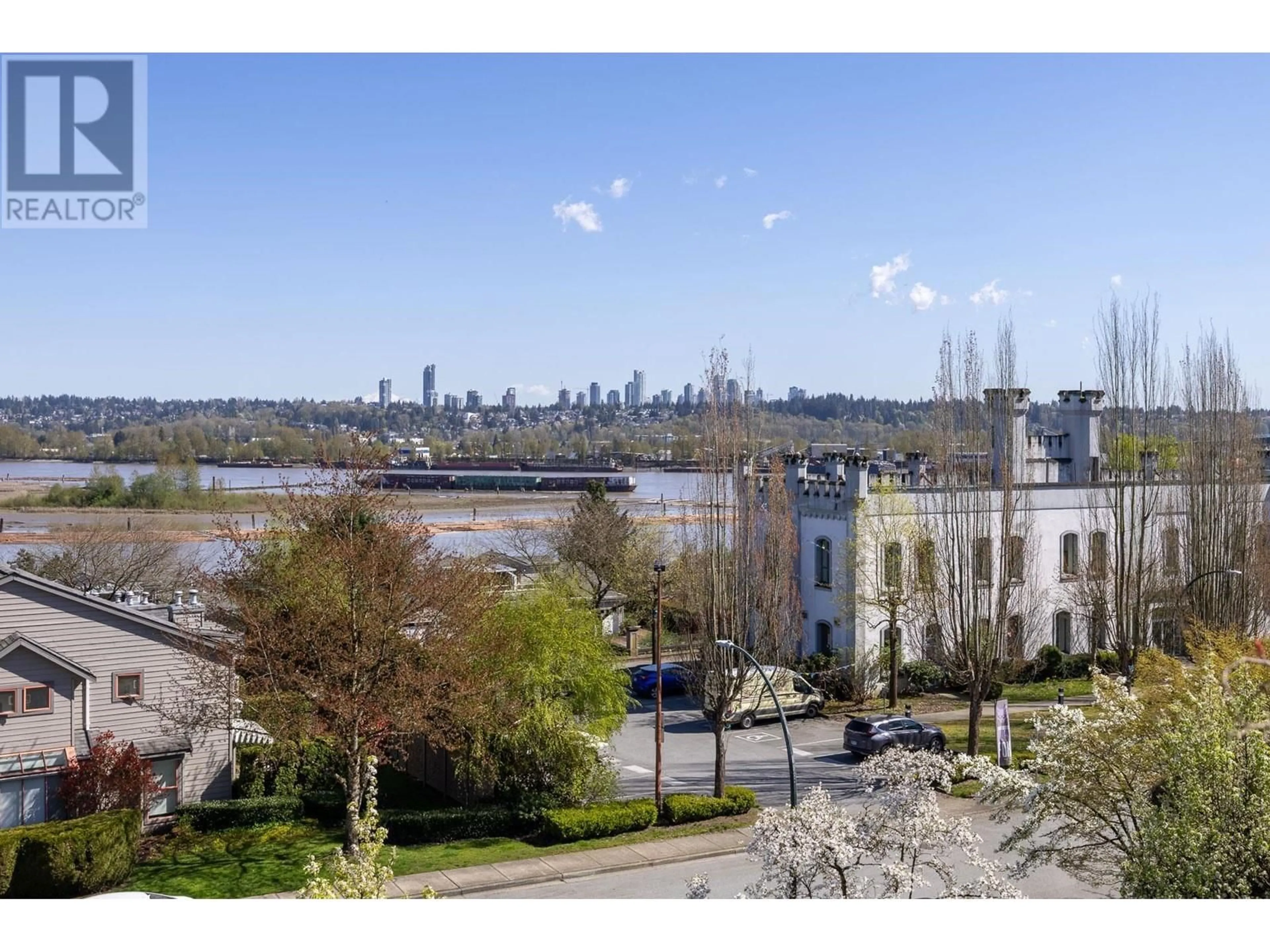 A pic from outside/outdoor area/front of a property/back of a property/a pic from drone, water/lake/river/ocean view for 305 - 74 RICHMOND STREET, New Westminster British Columbia V3L5T1
