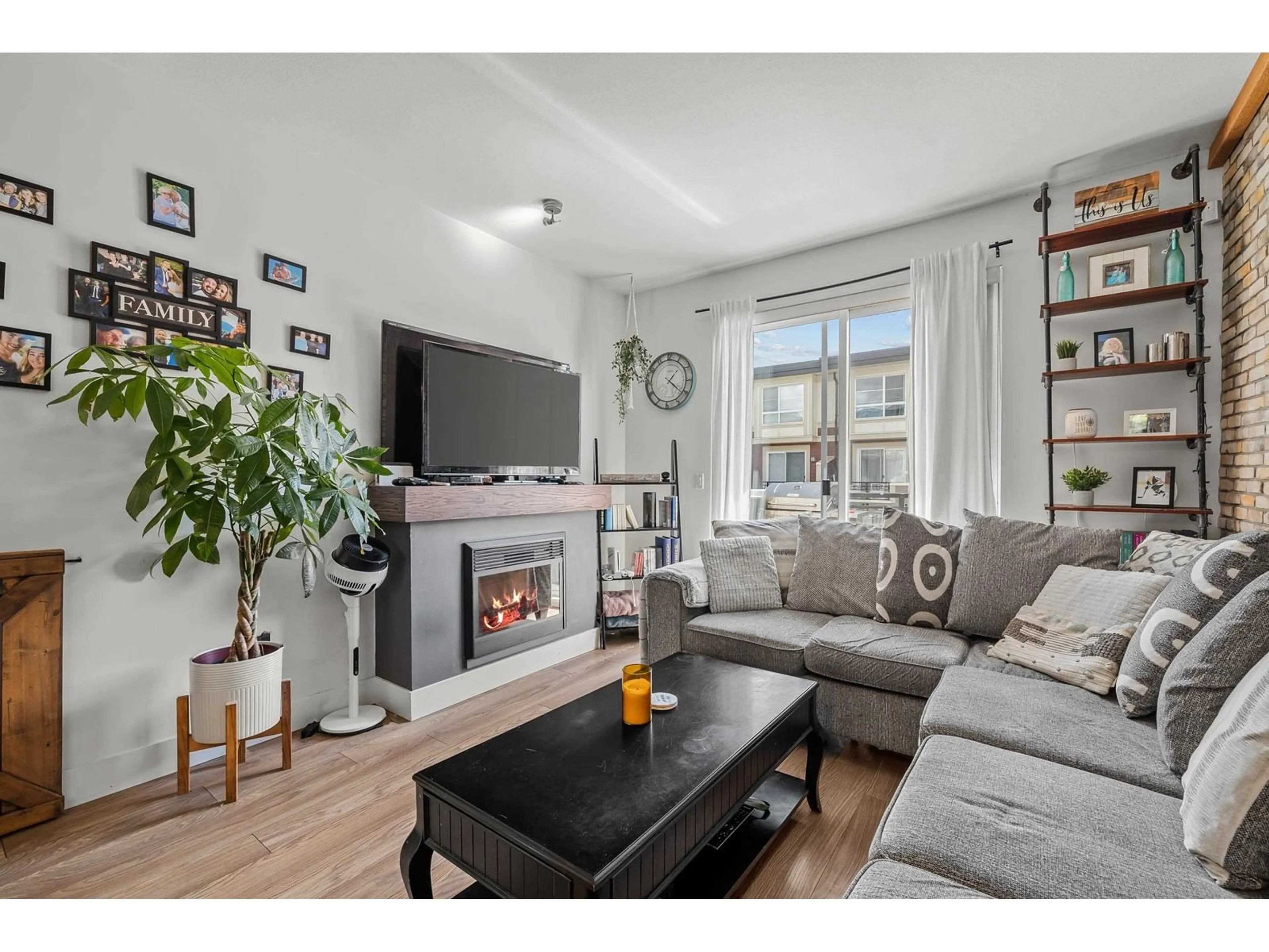 Living room with furniture, wood/laminate floor for 41 - 19477 72A, Surrey British Columbia V4N6M2