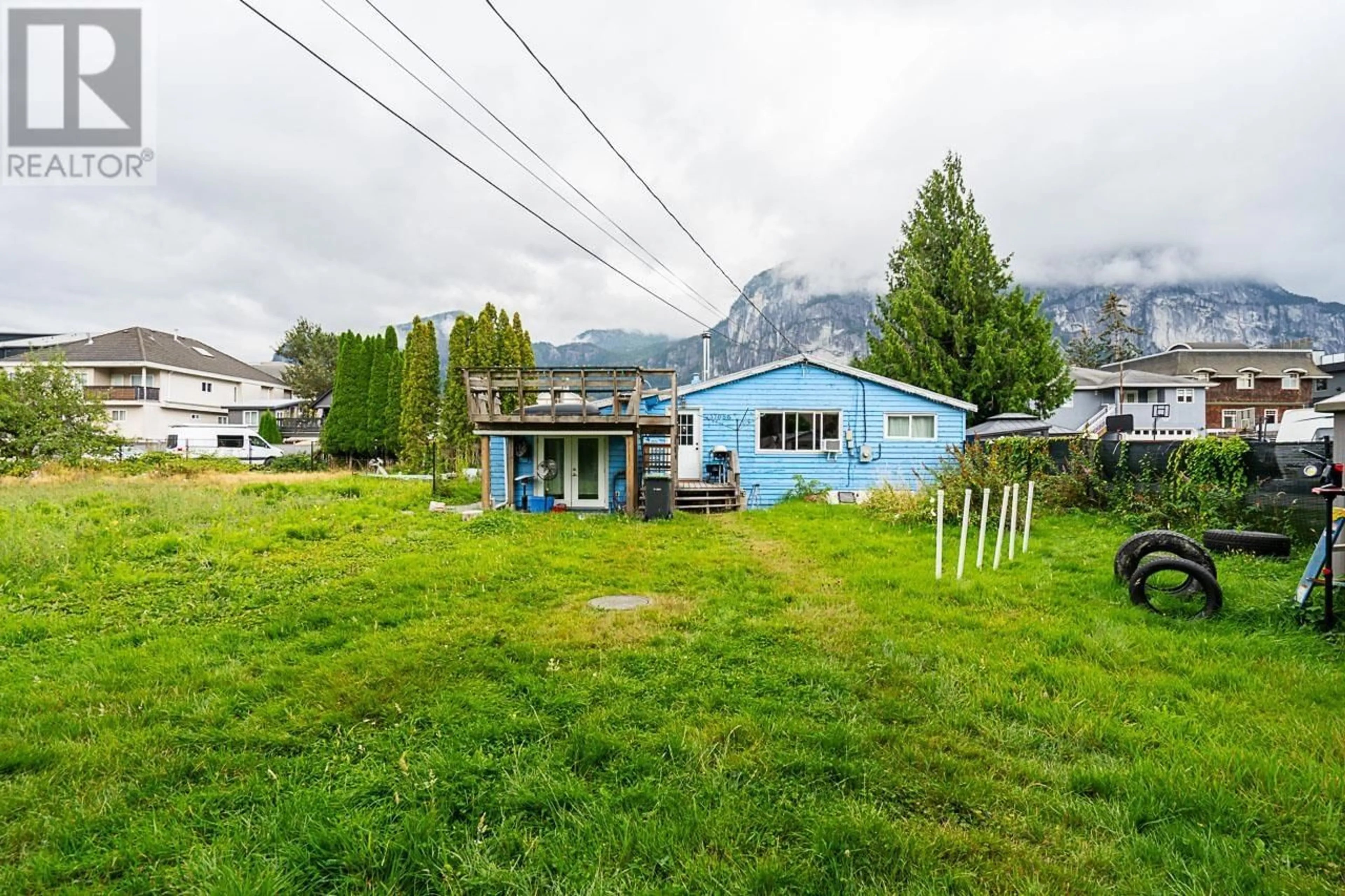 A pic from outside/outdoor area/front of a property/back of a property/a pic from drone, mountain view for 37956 FOURTH AVENUE, Squamish British Columbia V8B0P7