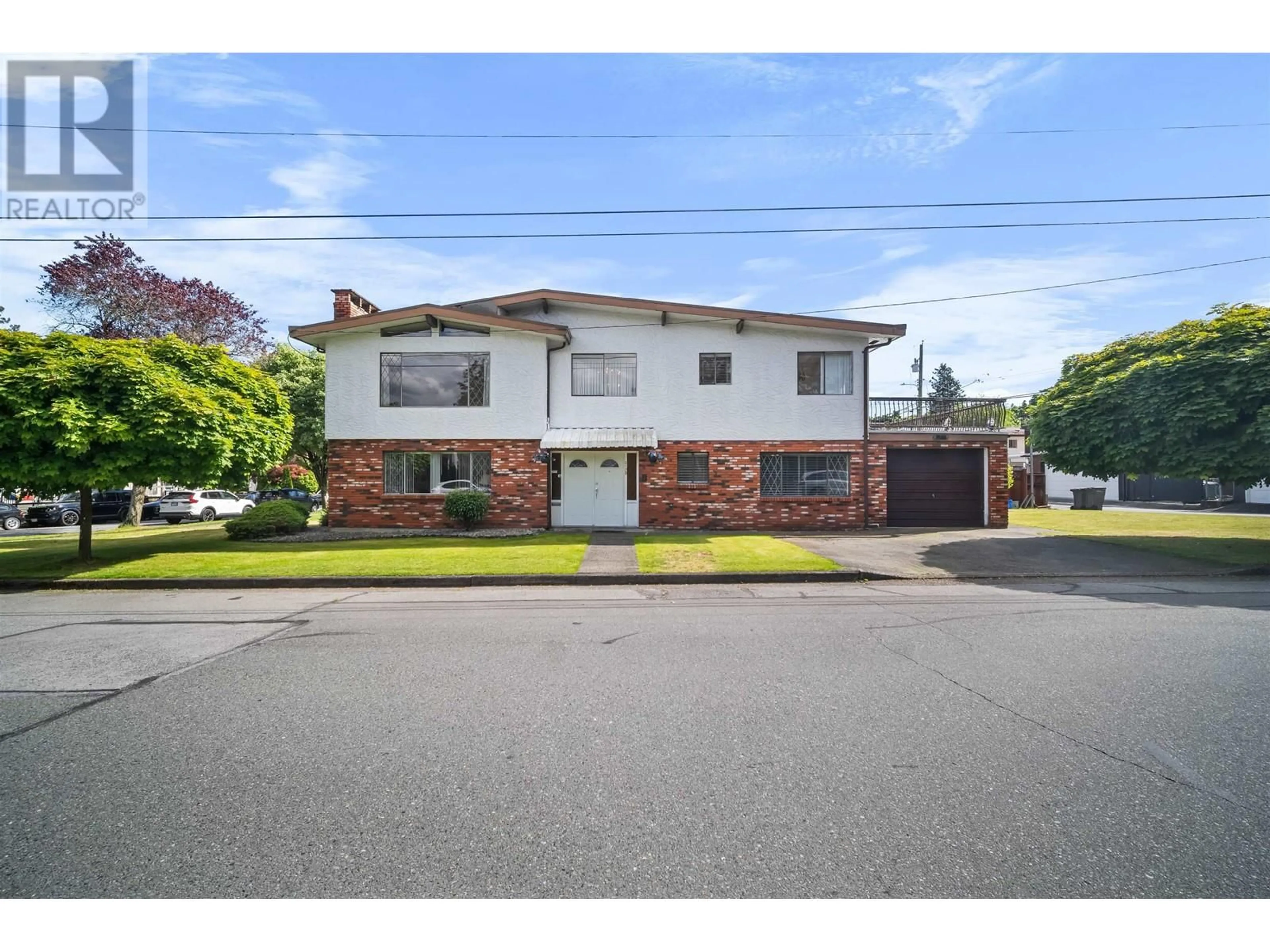 A pic from outside/outdoor area/front of a property/back of a property/a pic from drone, street for 3120 PARKER STREET, Vancouver British Columbia V5K2V5