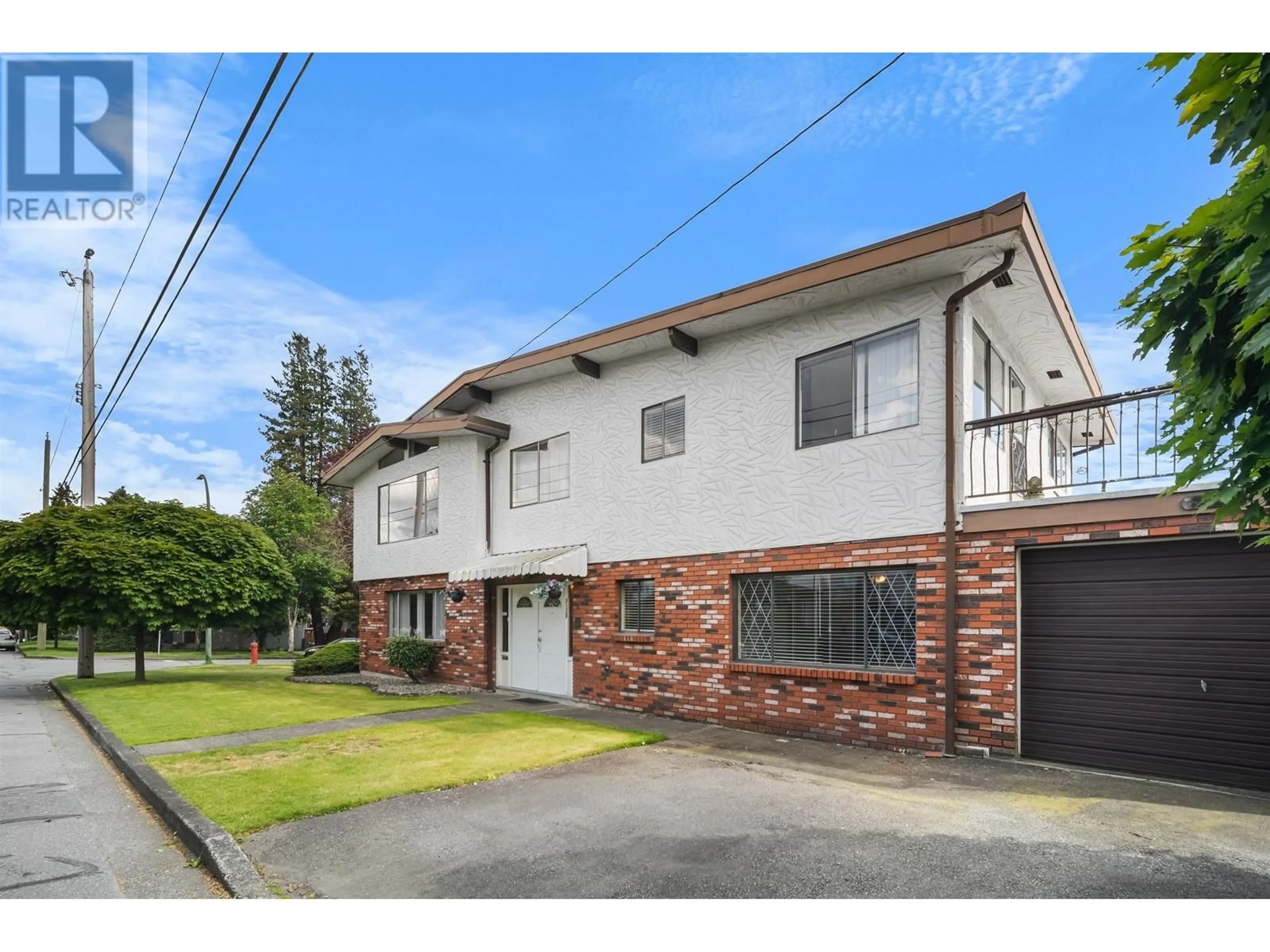 A pic from outside/outdoor area/front of a property/back of a property/a pic from drone, street for 3120 PARKER STREET, Vancouver British Columbia V5K2V5