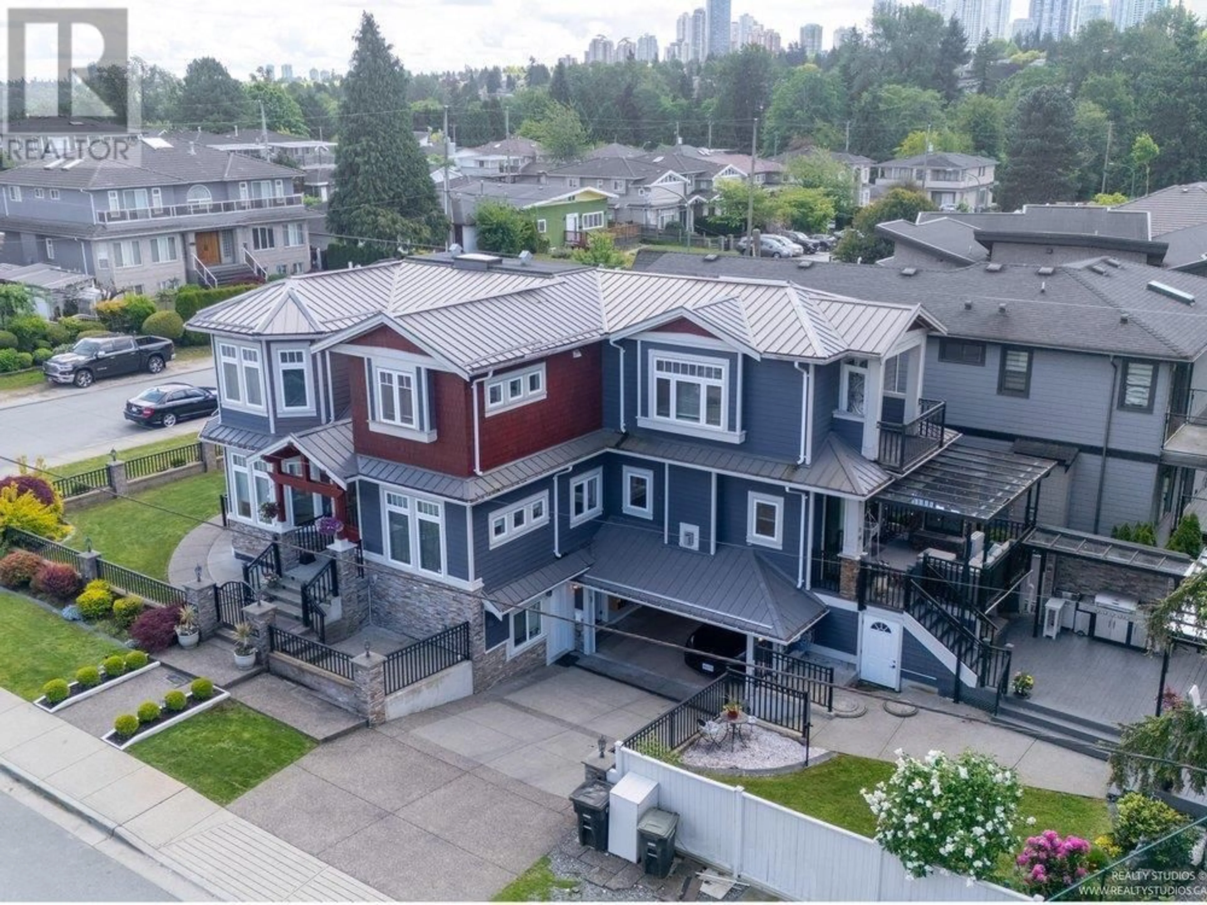 A pic from outside/outdoor area/front of a property/back of a property/a pic from drone, city buildings view from balcony for 4188 FIR STREET, Burnaby British Columbia V5G0B2