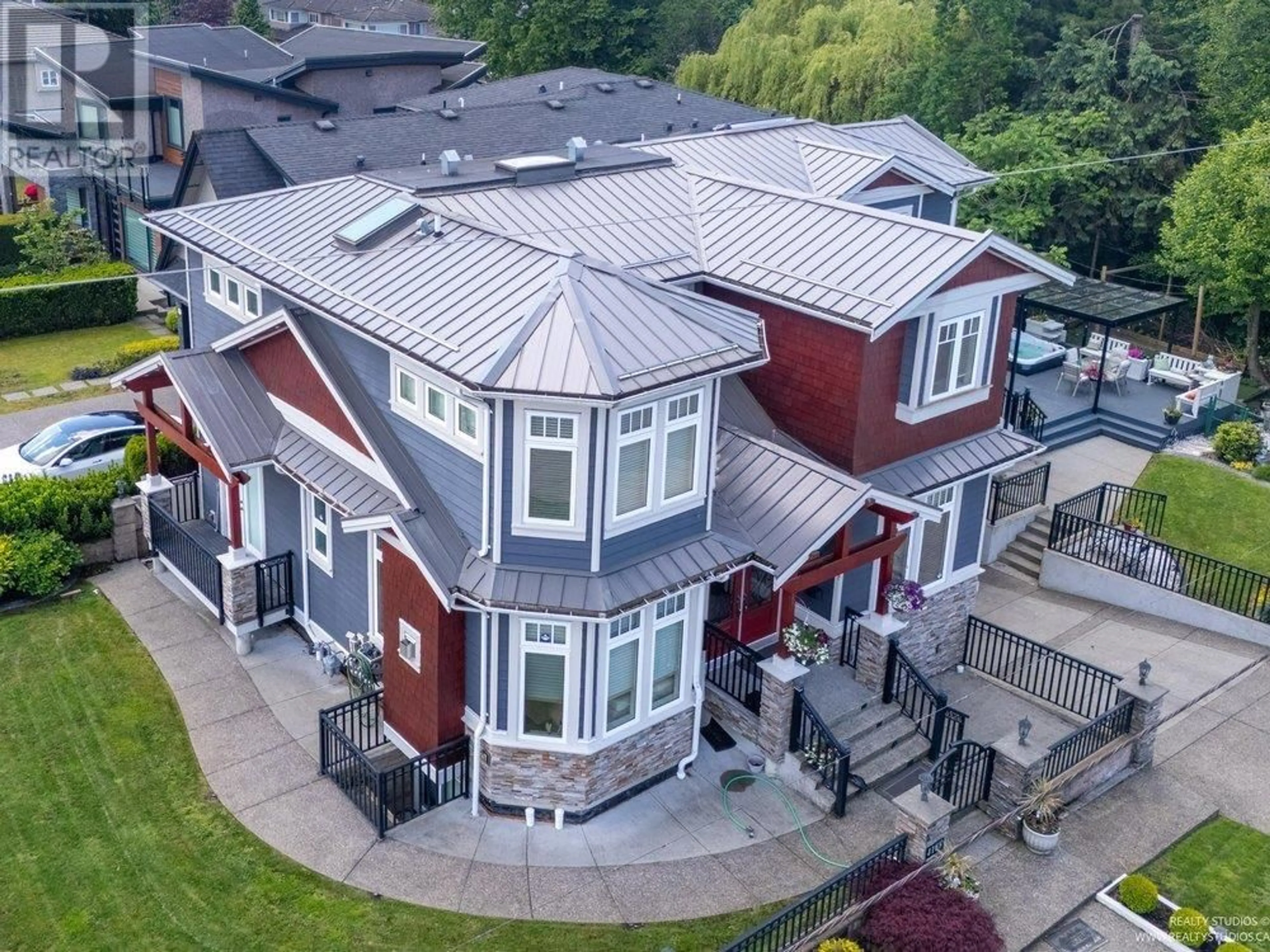 A pic from outside/outdoor area/front of a property/back of a property/a pic from drone, unknown for 4188 FIR STREET, Burnaby British Columbia V5G0B2