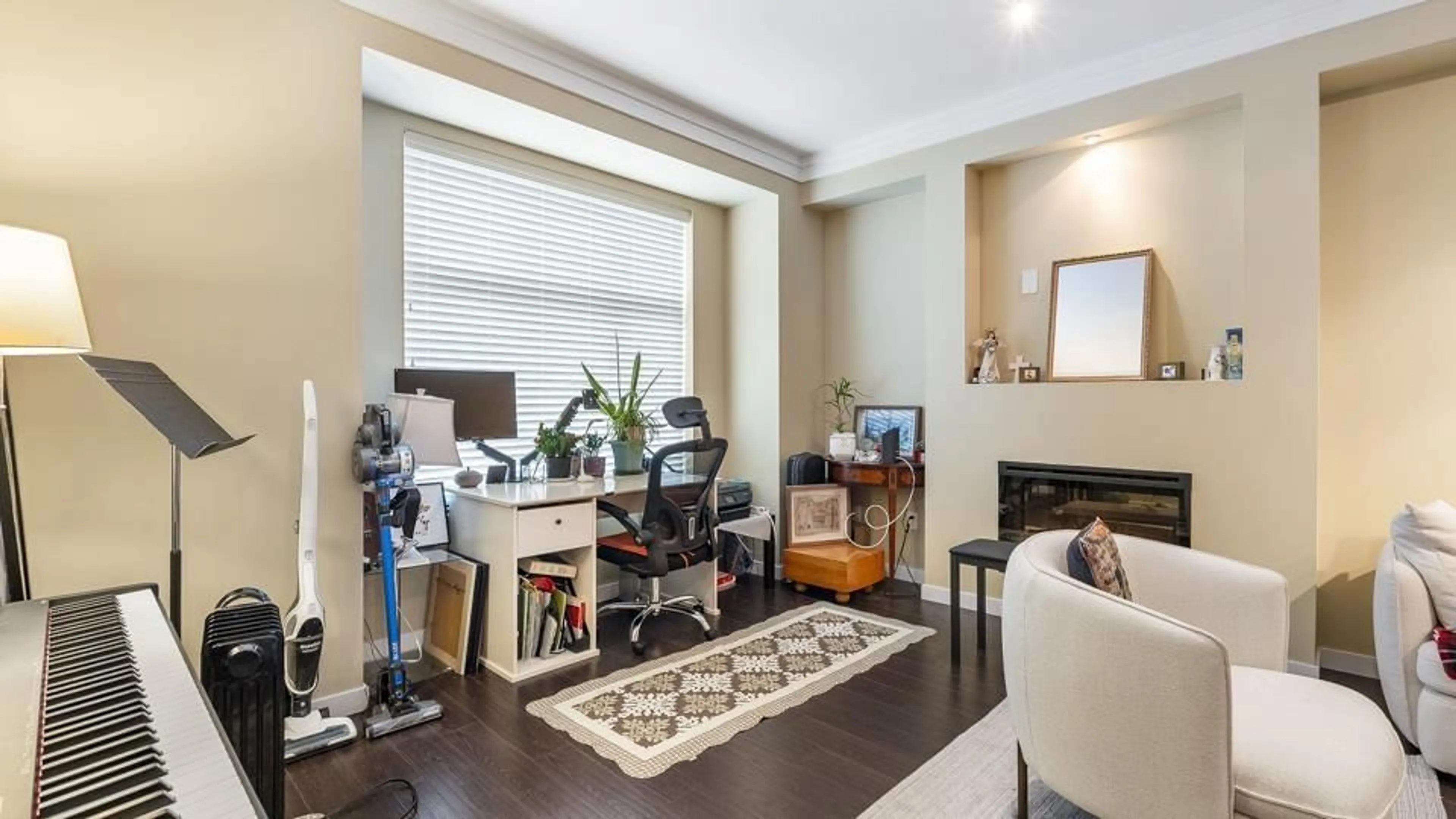 Living room with furniture, wood/laminate floor for 55 - 3009 156, Surrey British Columbia V3S0N9