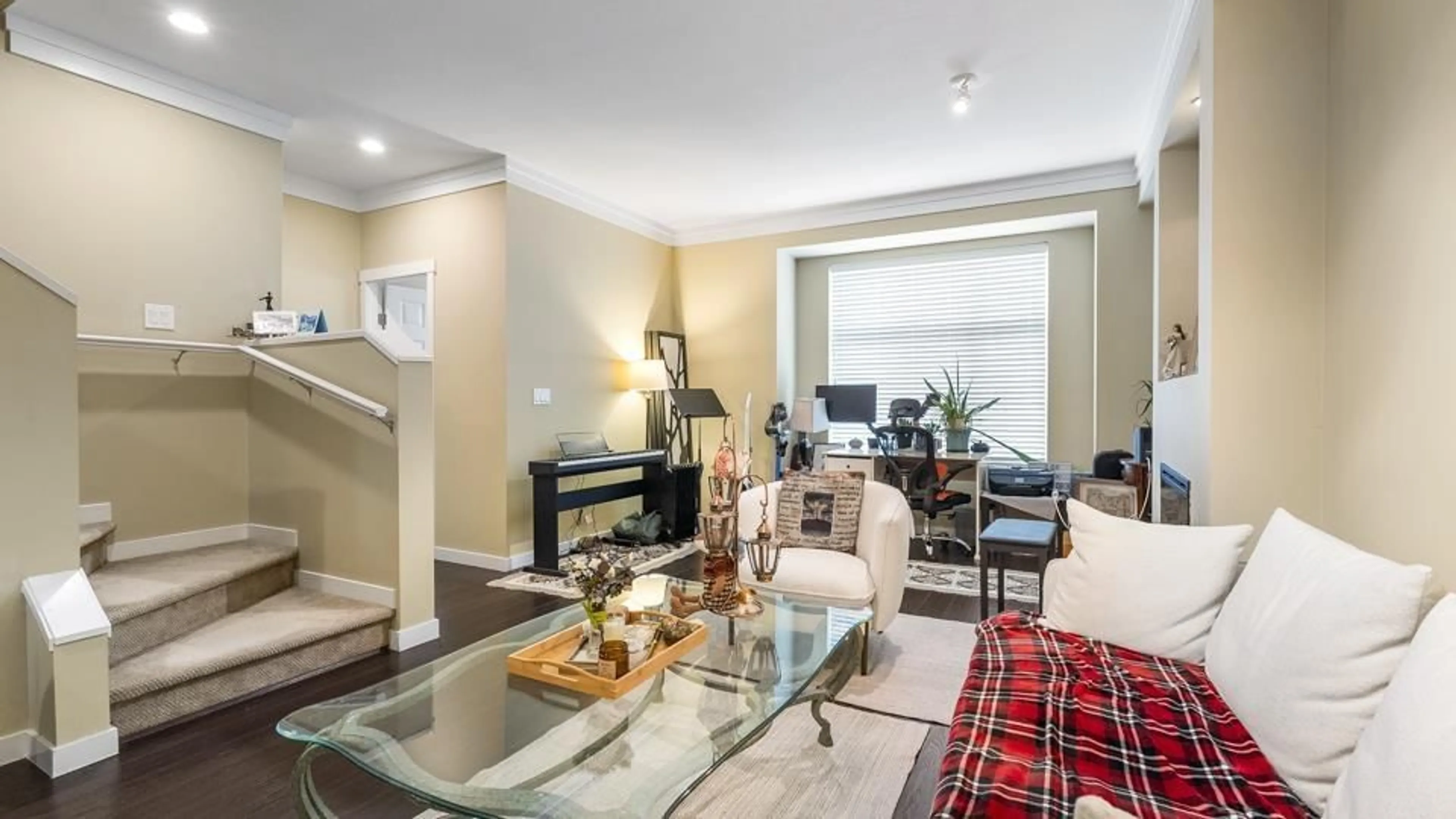 Living room with furniture, unknown for 55 - 3009 156, Surrey British Columbia V3S0N9